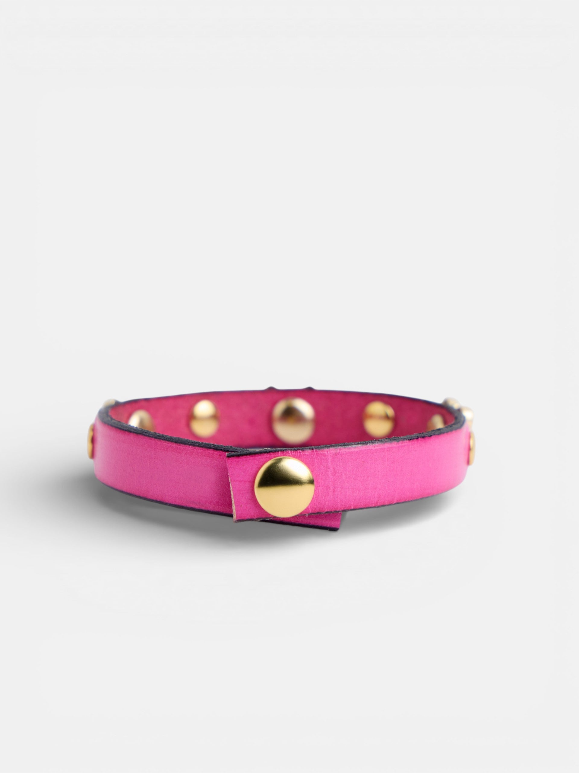 Bracelet en cuir avec logo et clous rose