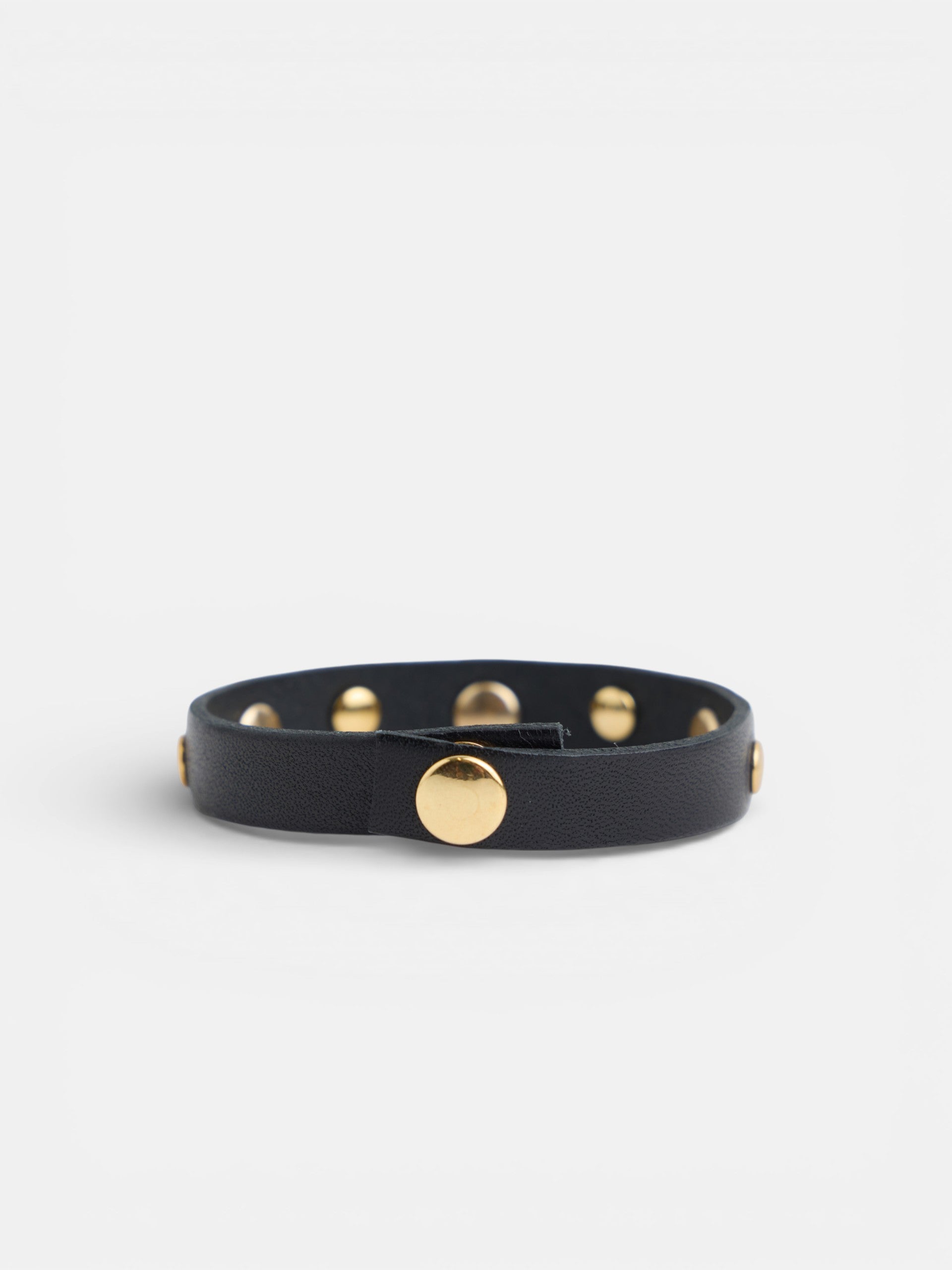 Pulseira de pele com logótipo e tachas preta