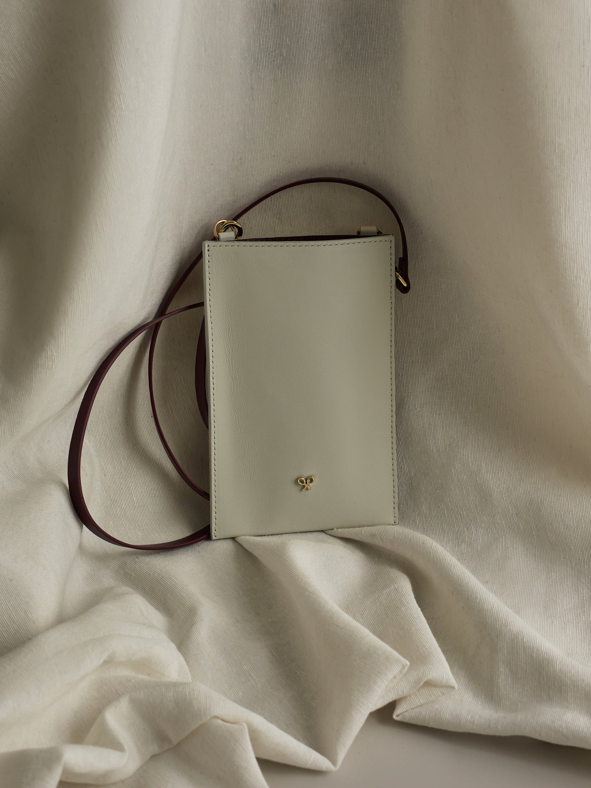 Porte-téléphone en cuir écru et bordeaux