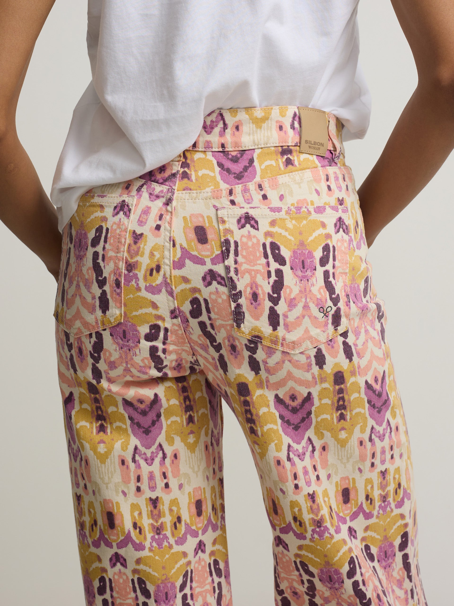 Calças de ganga estampadas ikat rosas