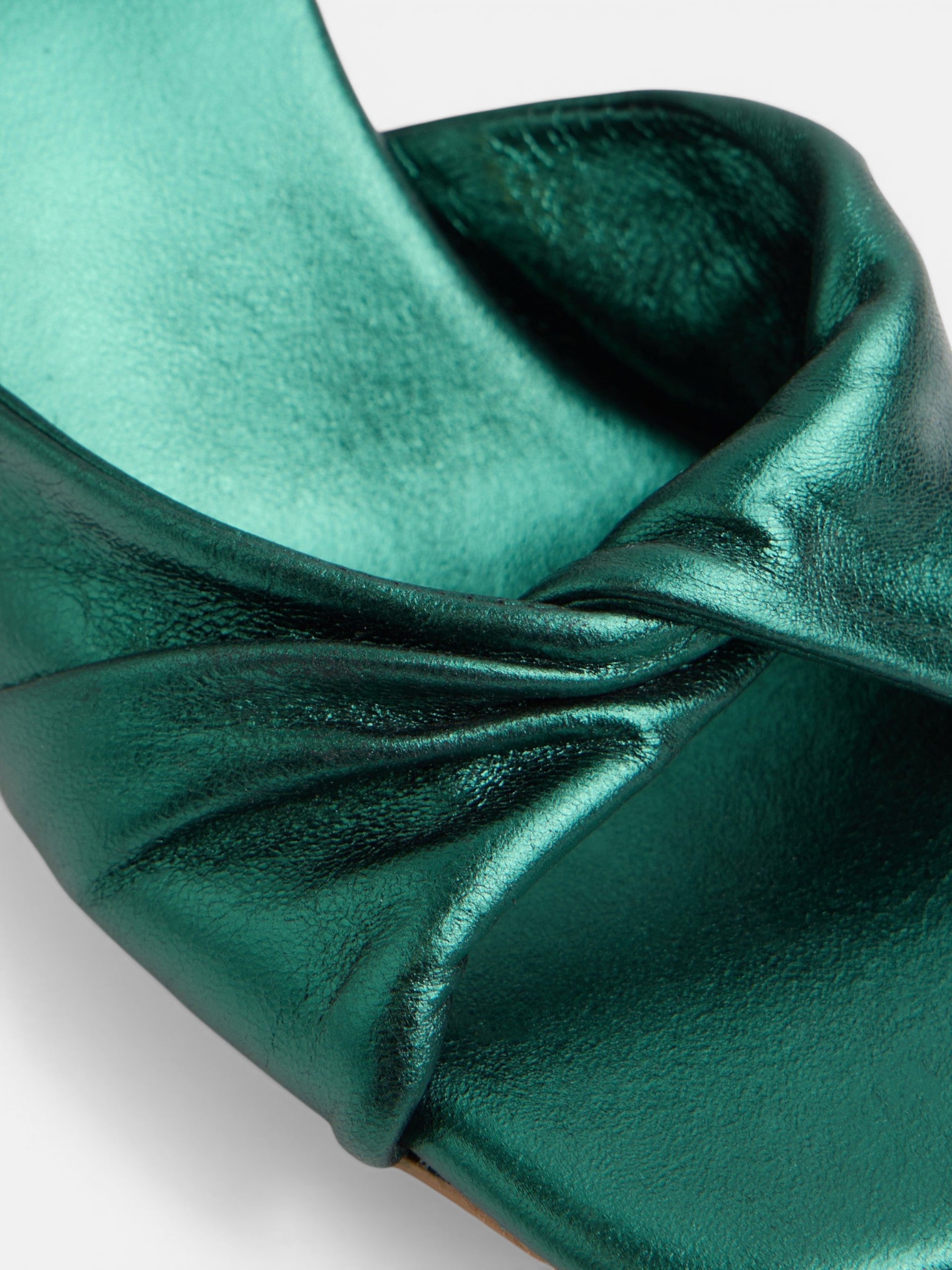 Sandalia tacón metalizada verde