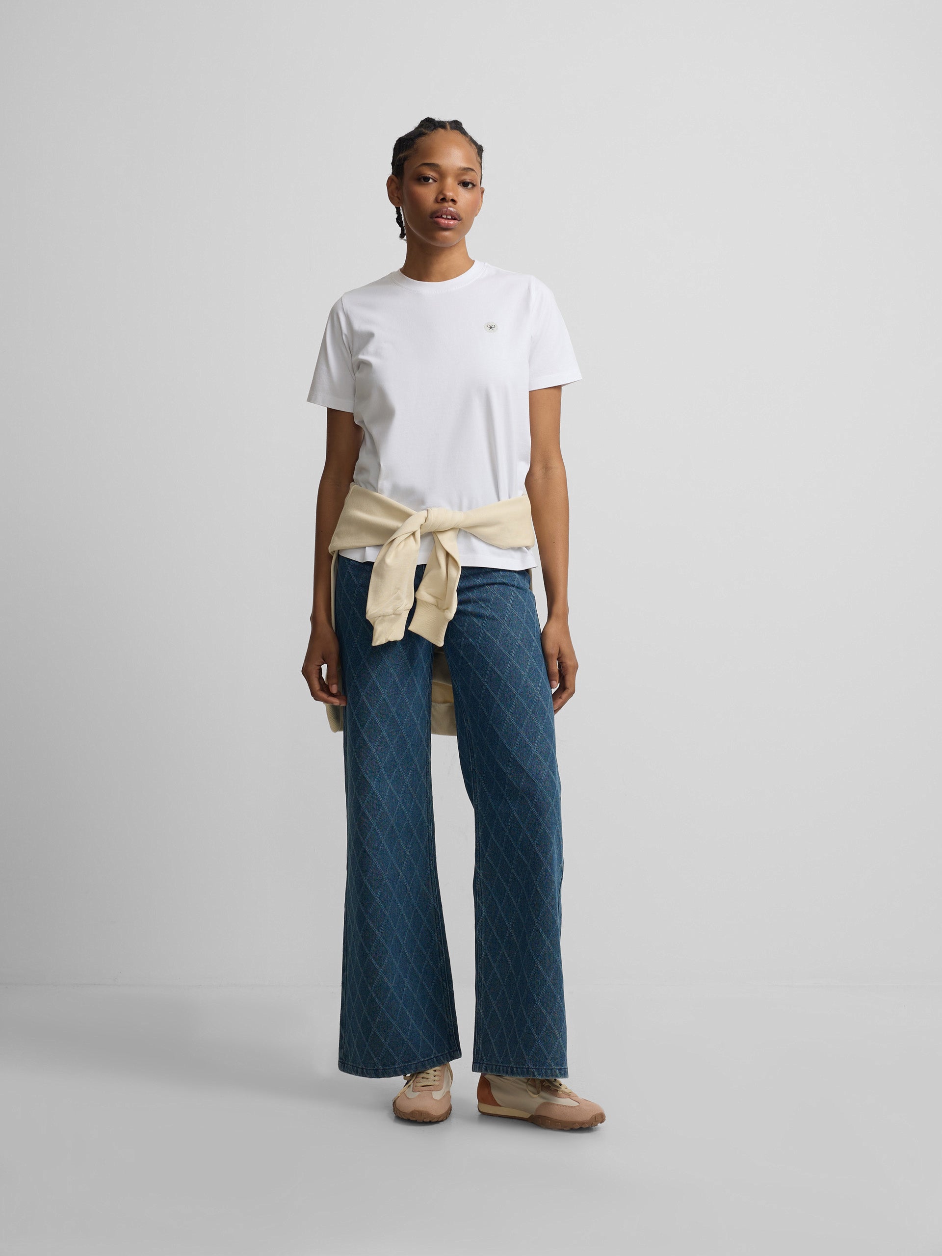 Camiseta branca de mulher com aplicação de cristal