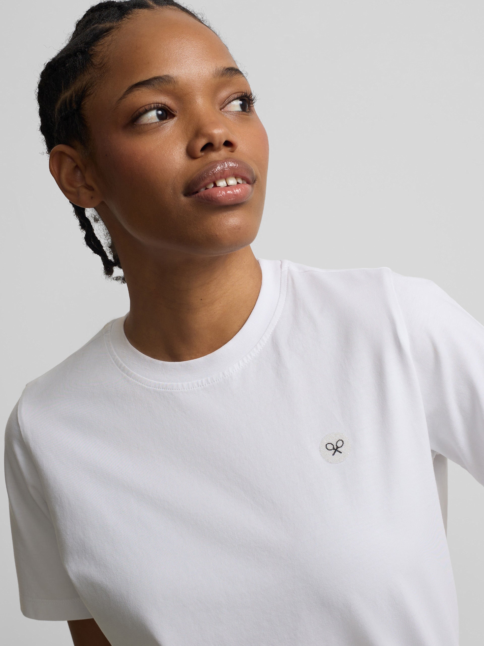 Camiseta branca de mulher com aplicação de cristal