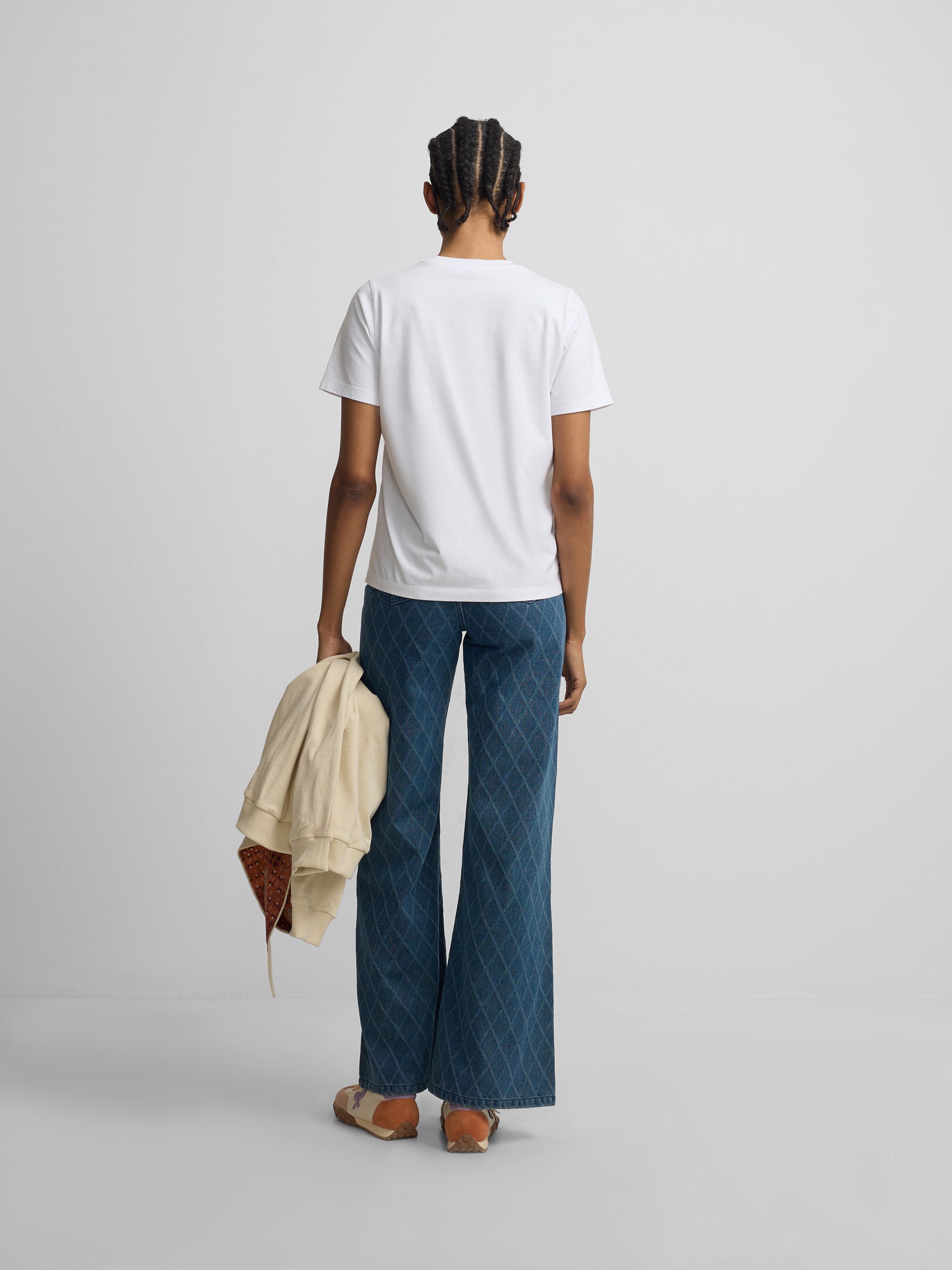 Camiseta branca de mulher com aplicação de cristal