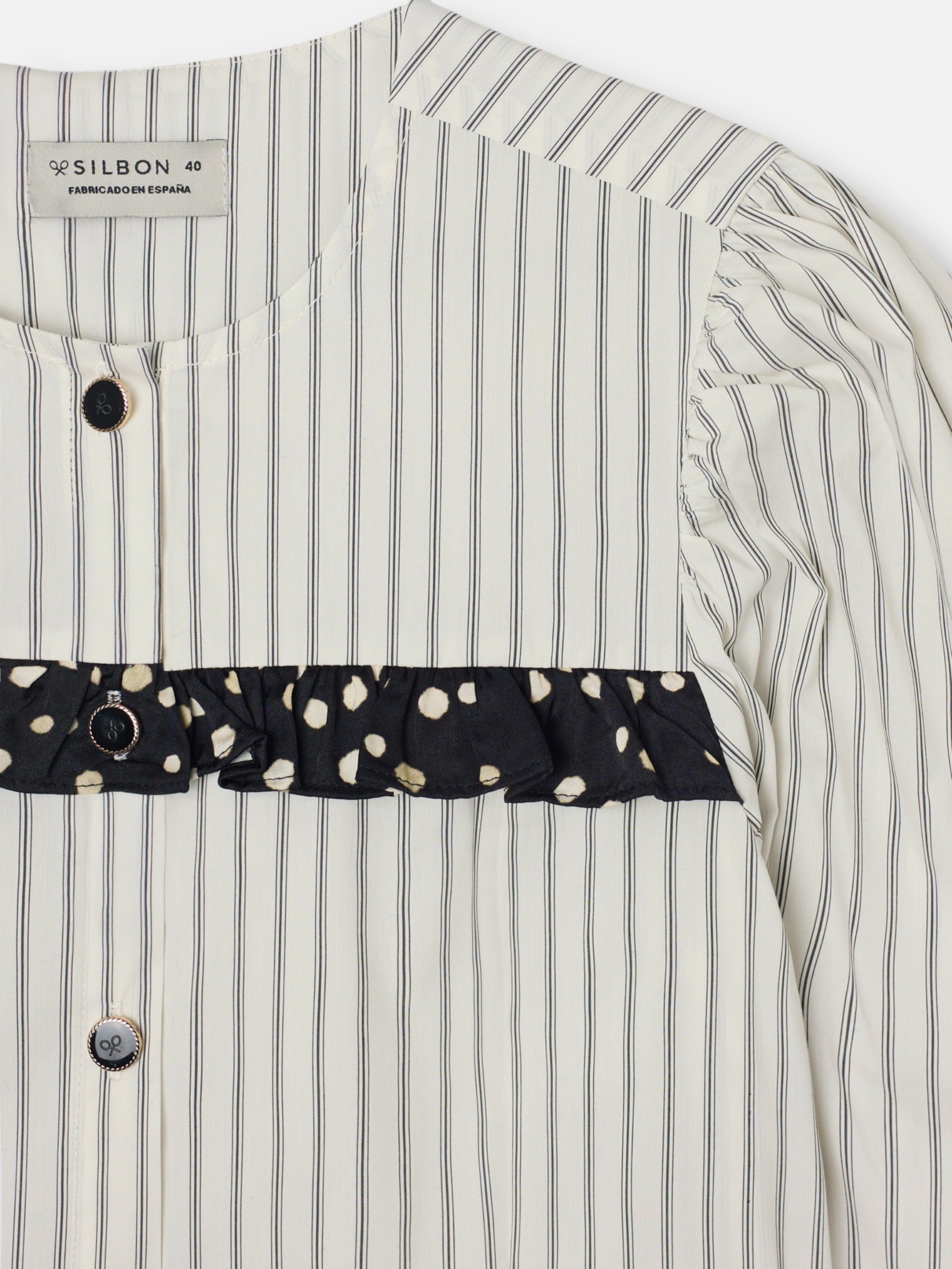 Camisa estampada combinada de riscas e bolinhas branca
