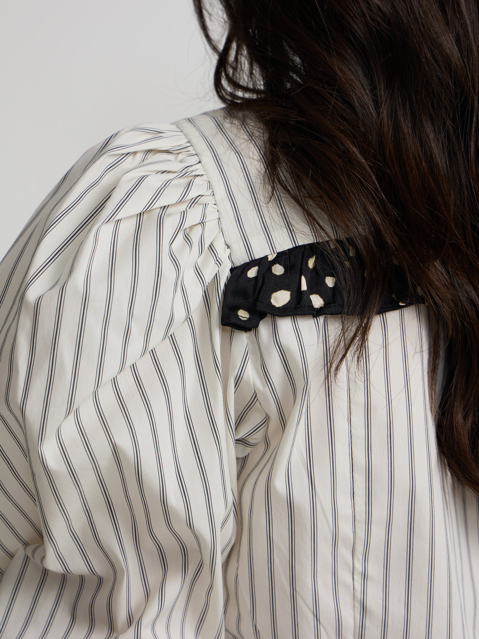 Camisa estampada combinada de riscas e bolinhas branca
