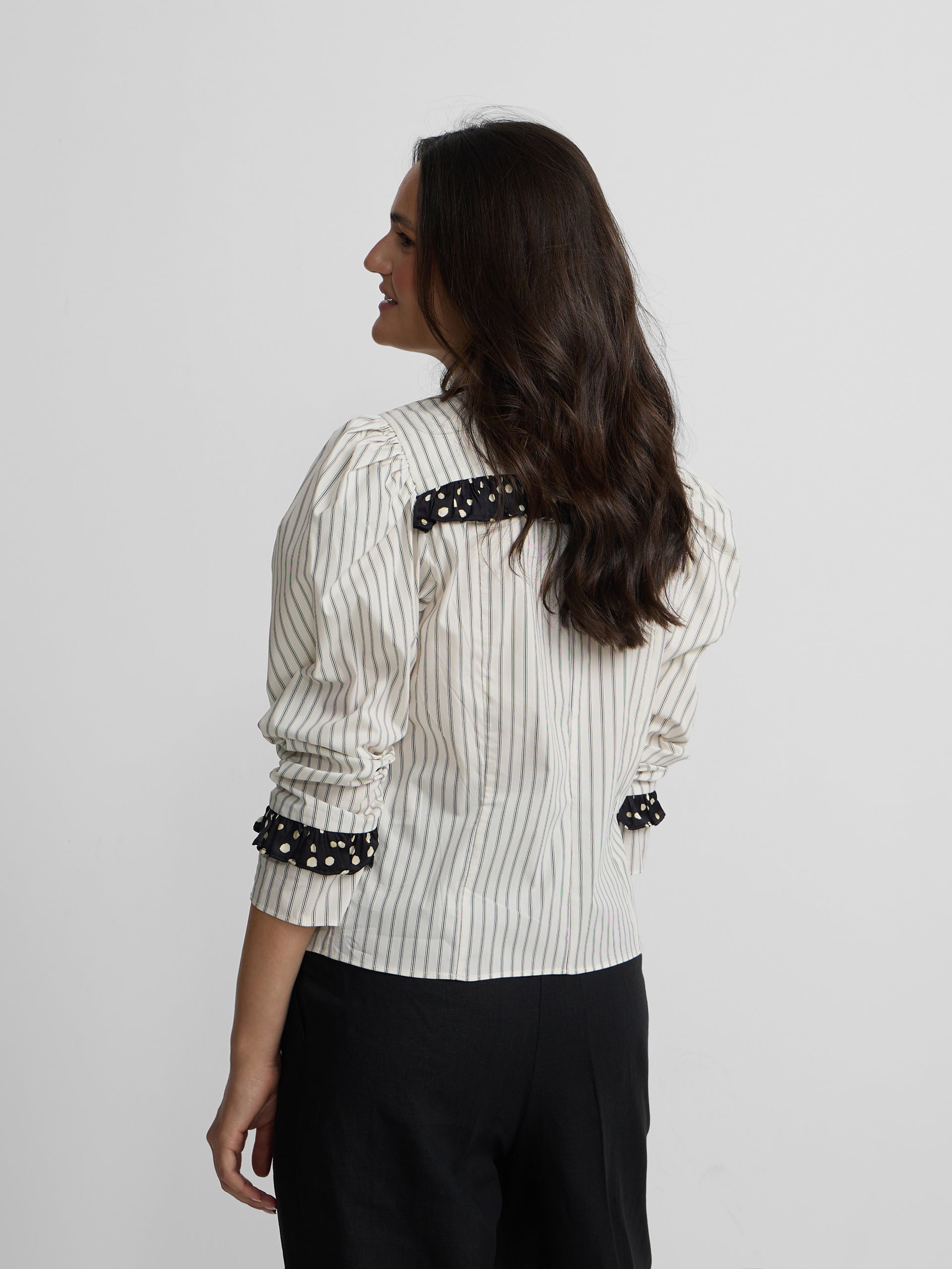 Camisa estampada combinada de riscas e bolinhas branca