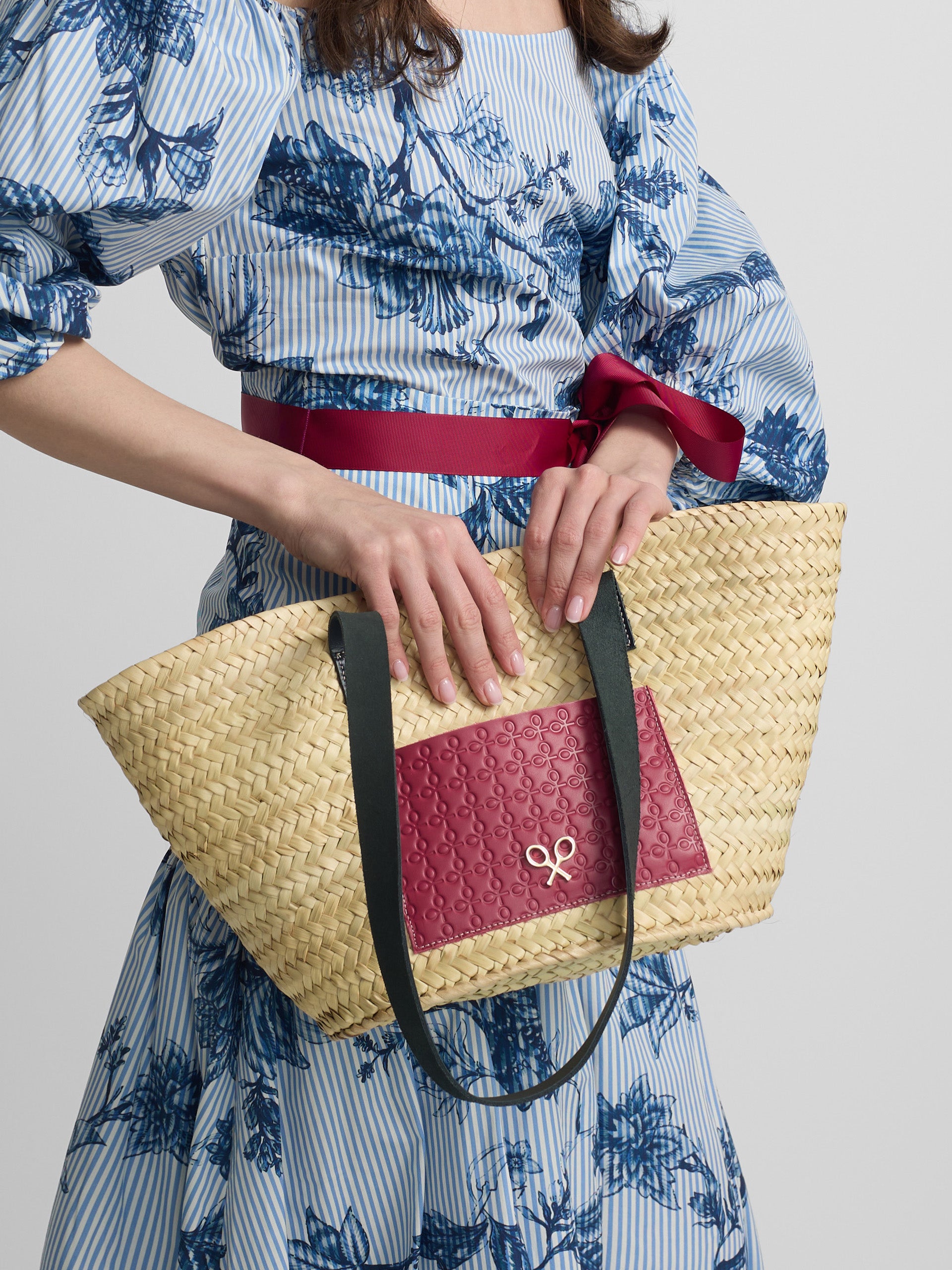 Cesto com bolso em pele rosa e azul-marinho
