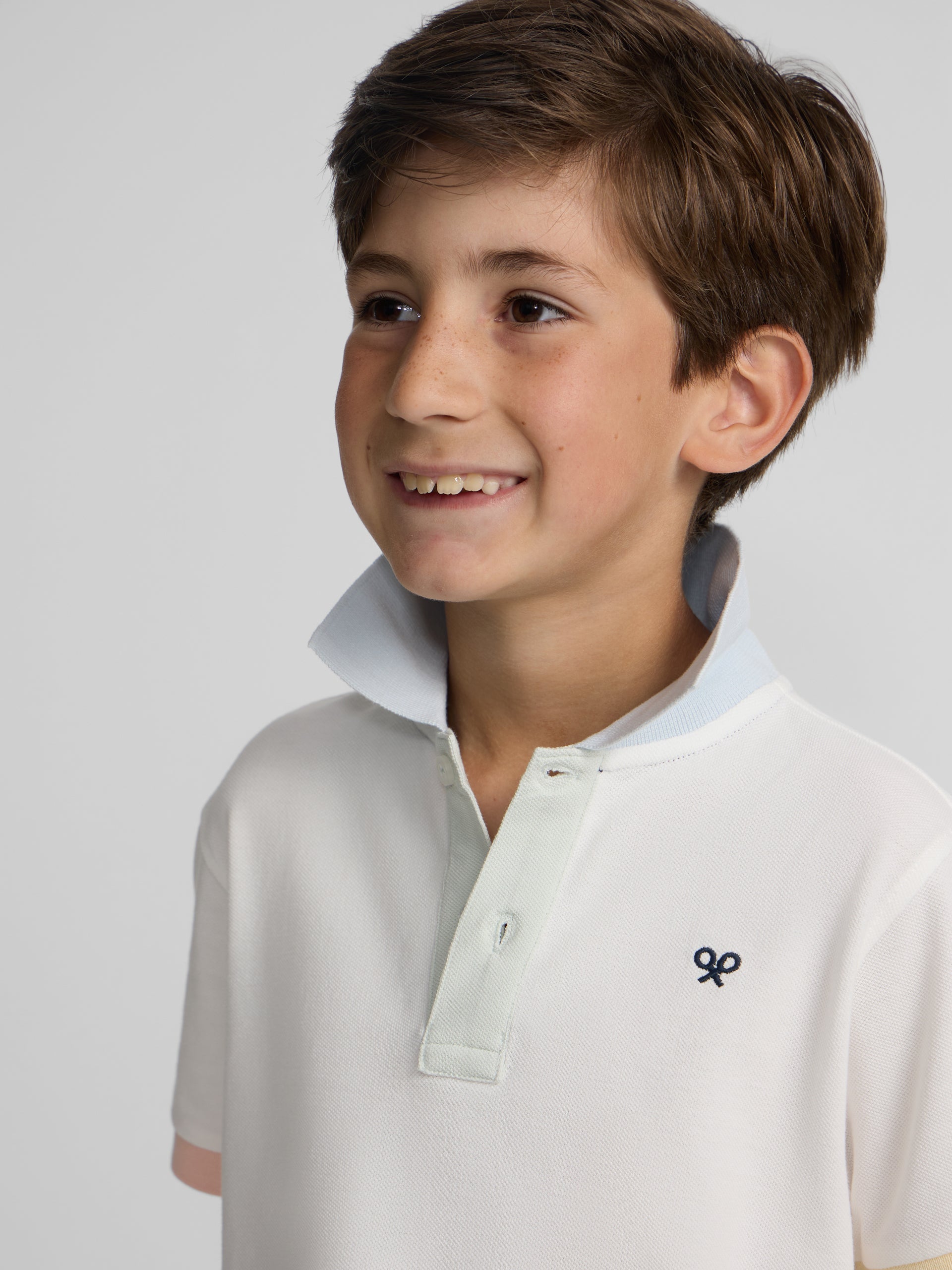 Polo kids ribete multicolor blanco