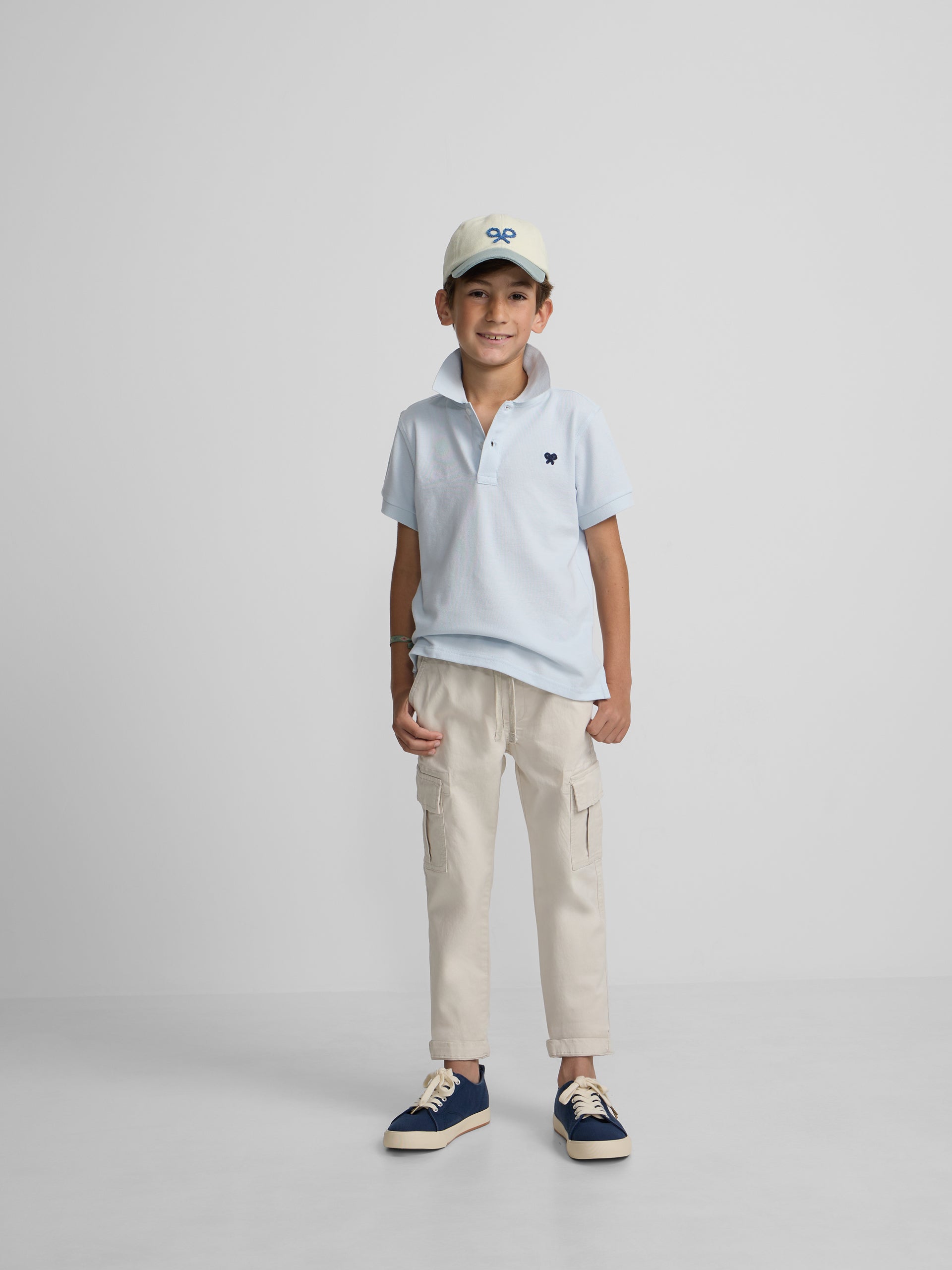 Polo enfant uni logo bouclé bleu clair