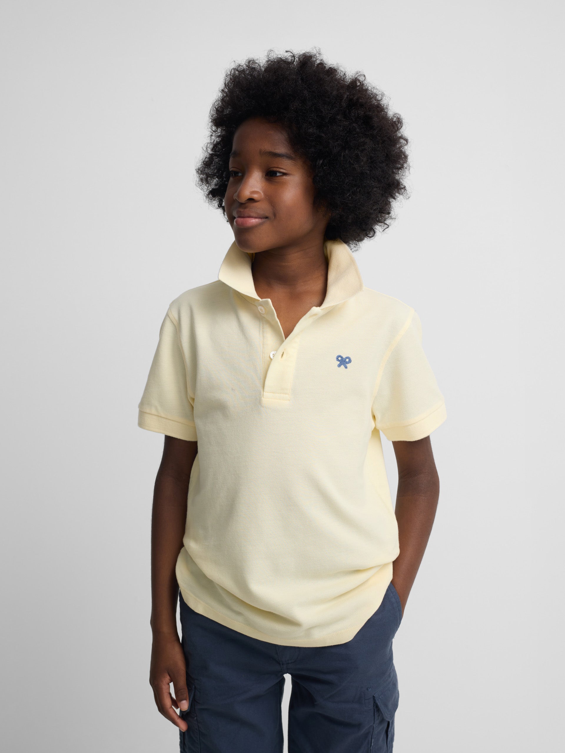 Polo kids liso logo rizo amarillo