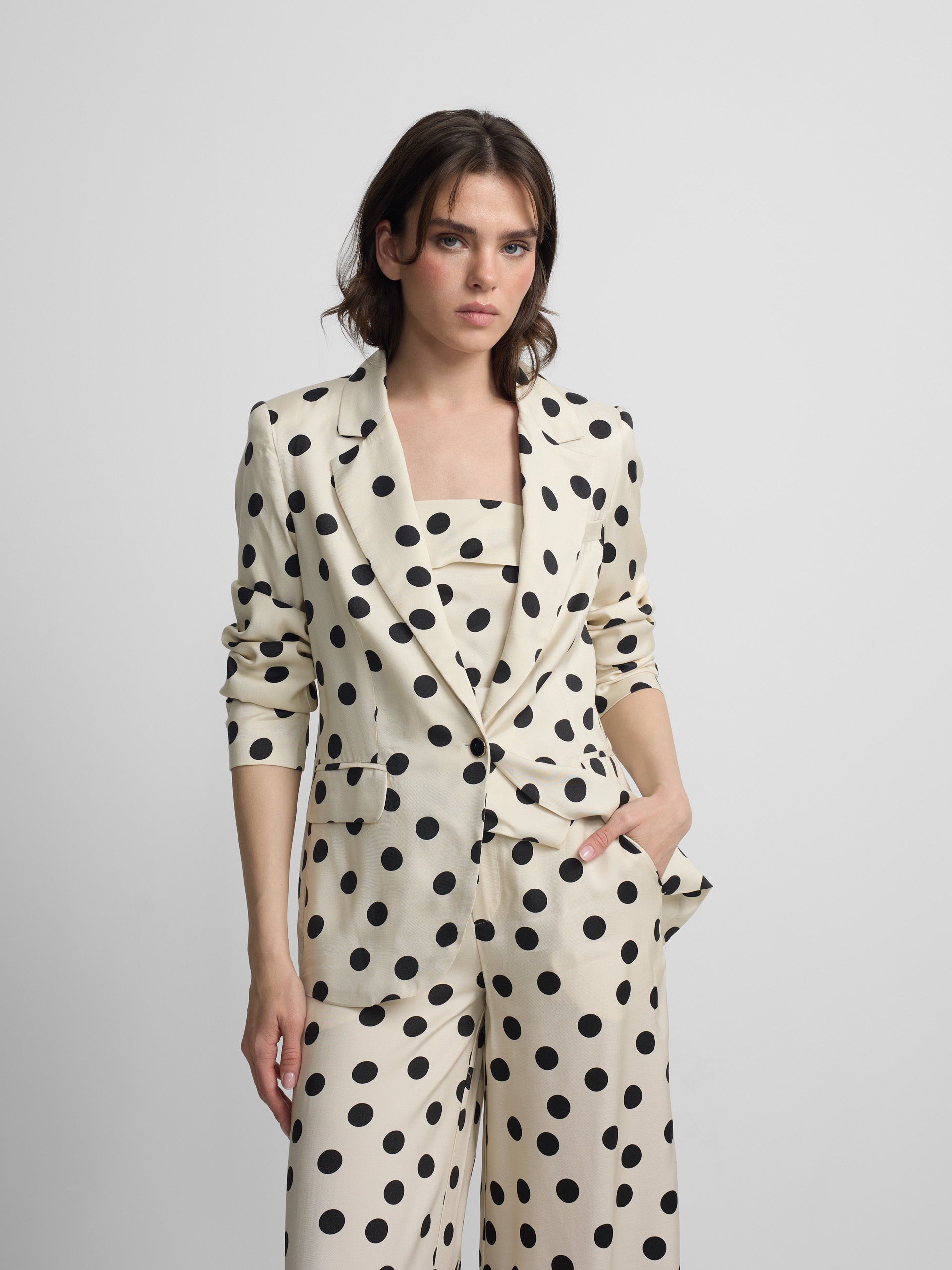 Blazer com lapelas de bolinhas preto