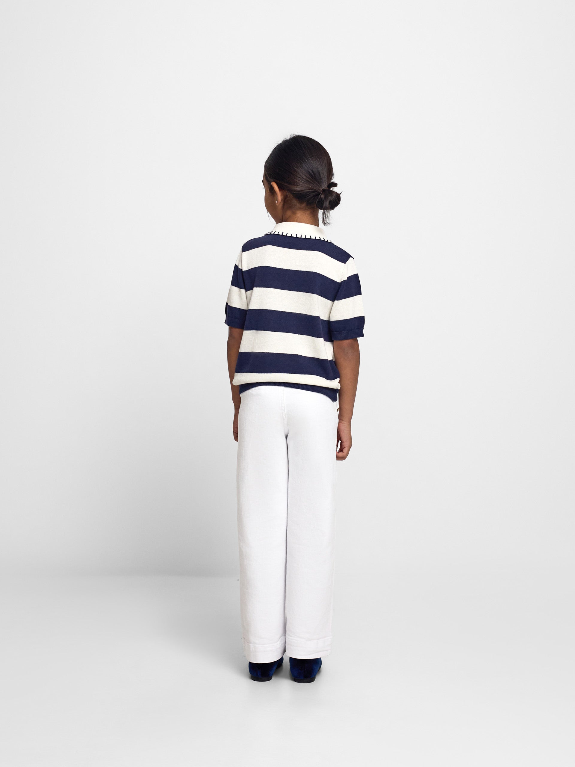 Polo de menina em malha de manga curta azul e branco