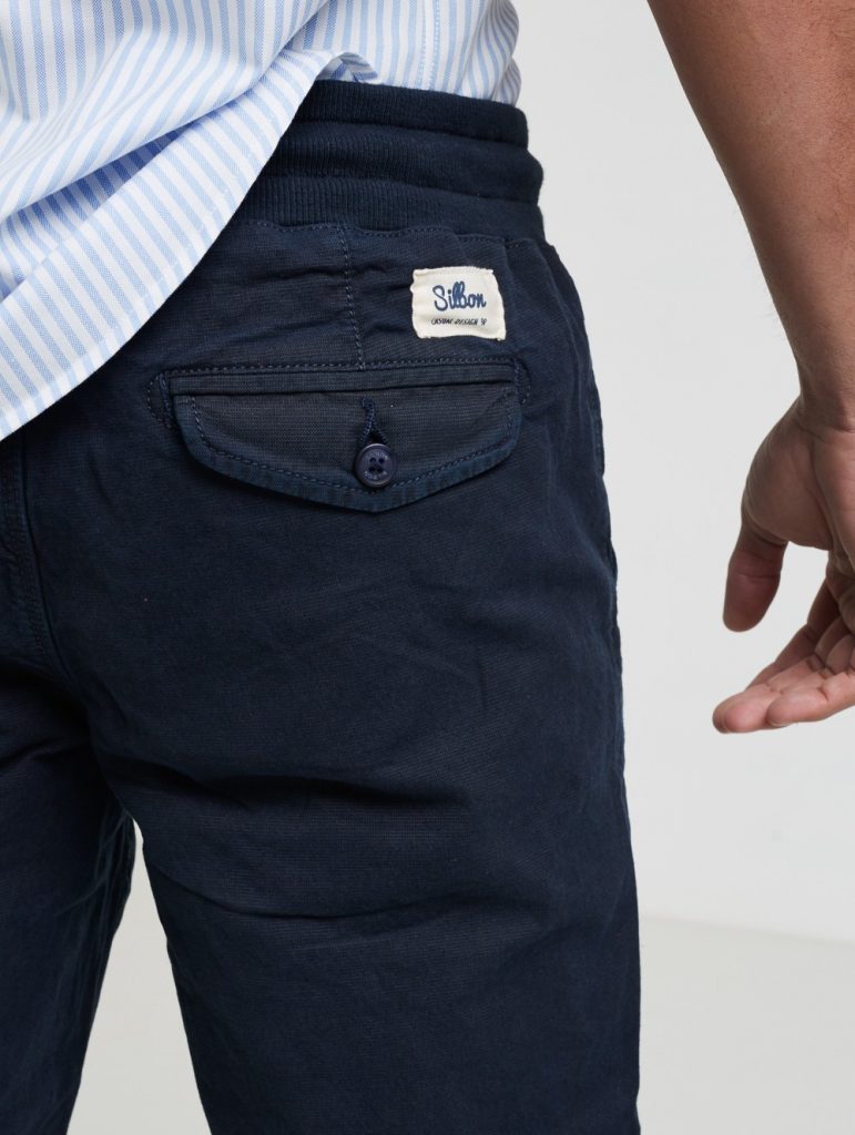 AVEC DES JOGGERS, MAIS FORMEL
