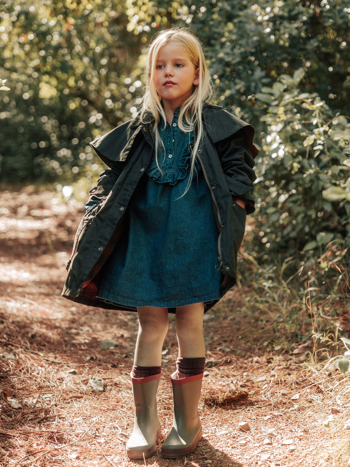 Vestido de menina com folhos em ganga