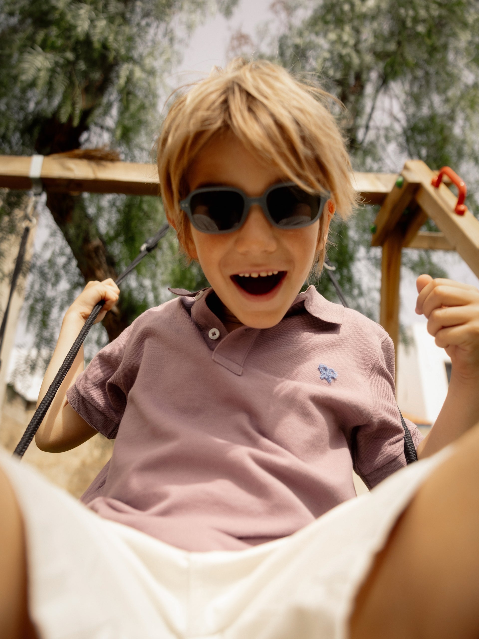 Polo enfant uni logo bouclé bordeaux