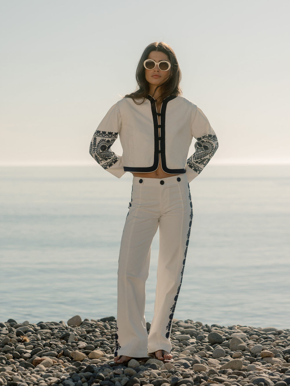 Pantalon droit détails brodés blanc