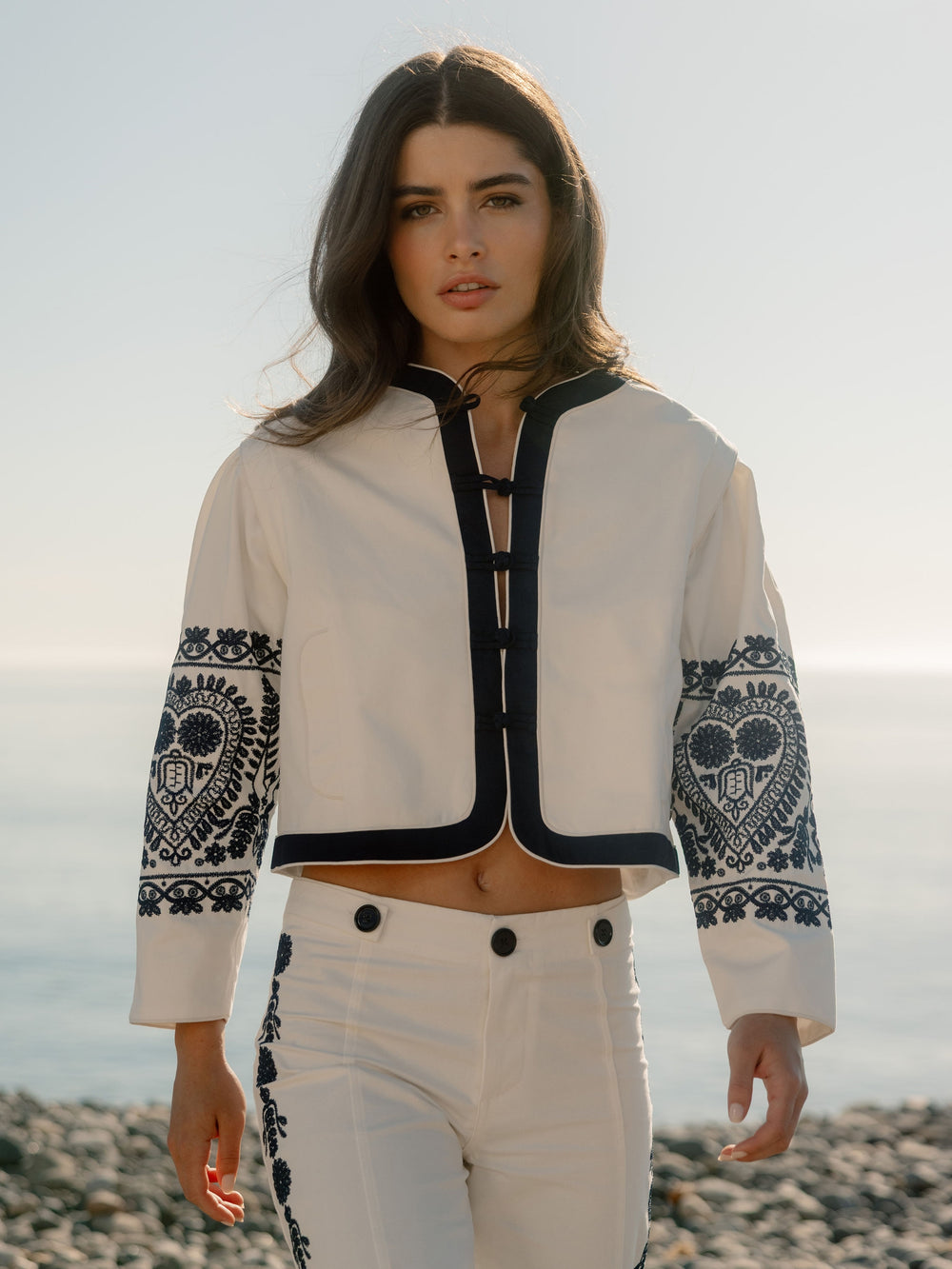 Veste col mao brodée blanche