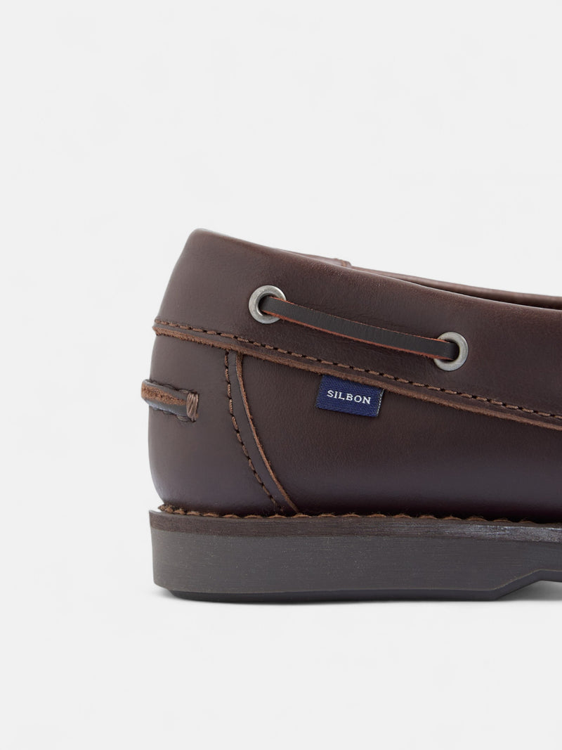 Chaussure bateau en cuir fin marron foncé