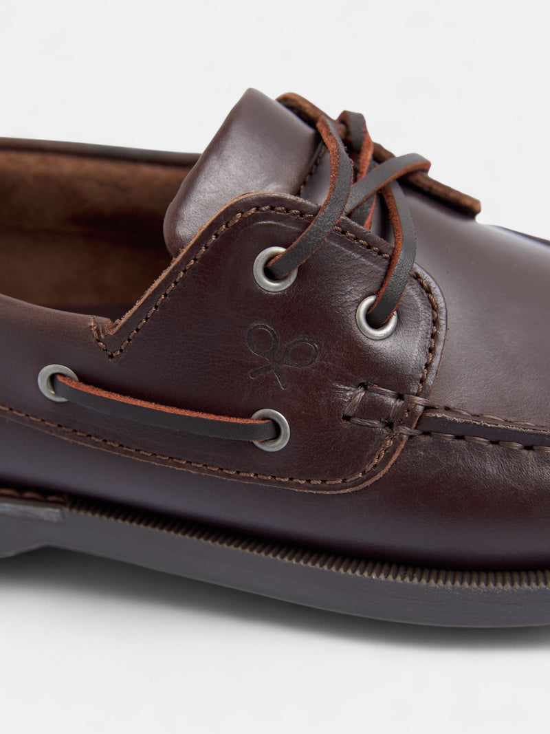 Chaussure bateau en cuir fin marron foncé