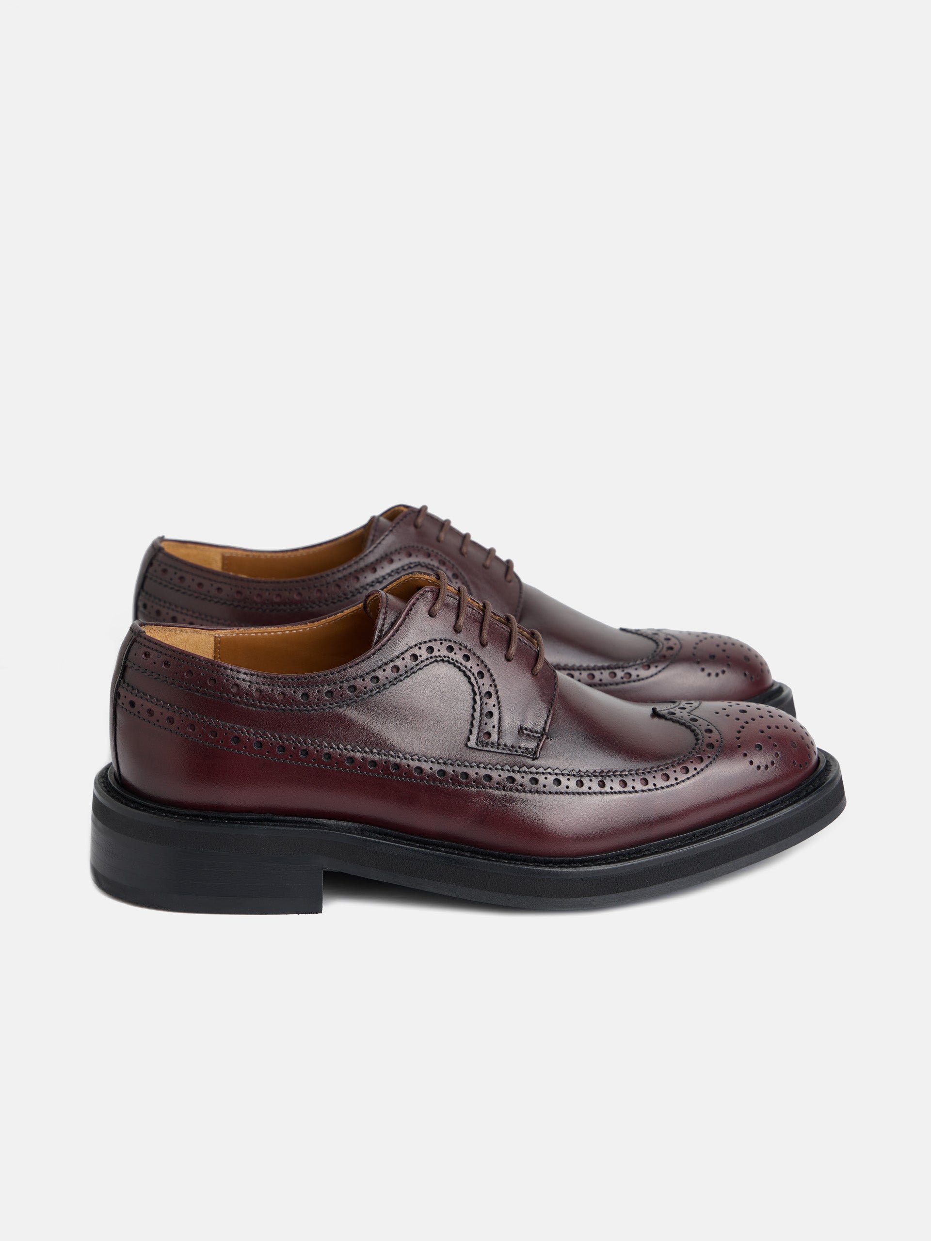 Zapato clasico piel perforado burdeos