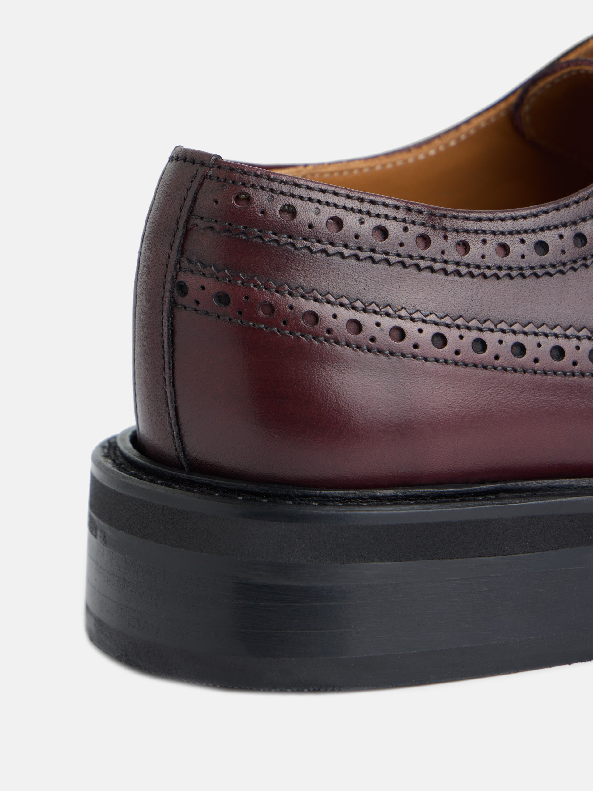 Zapato clasico piel perforado burdeos