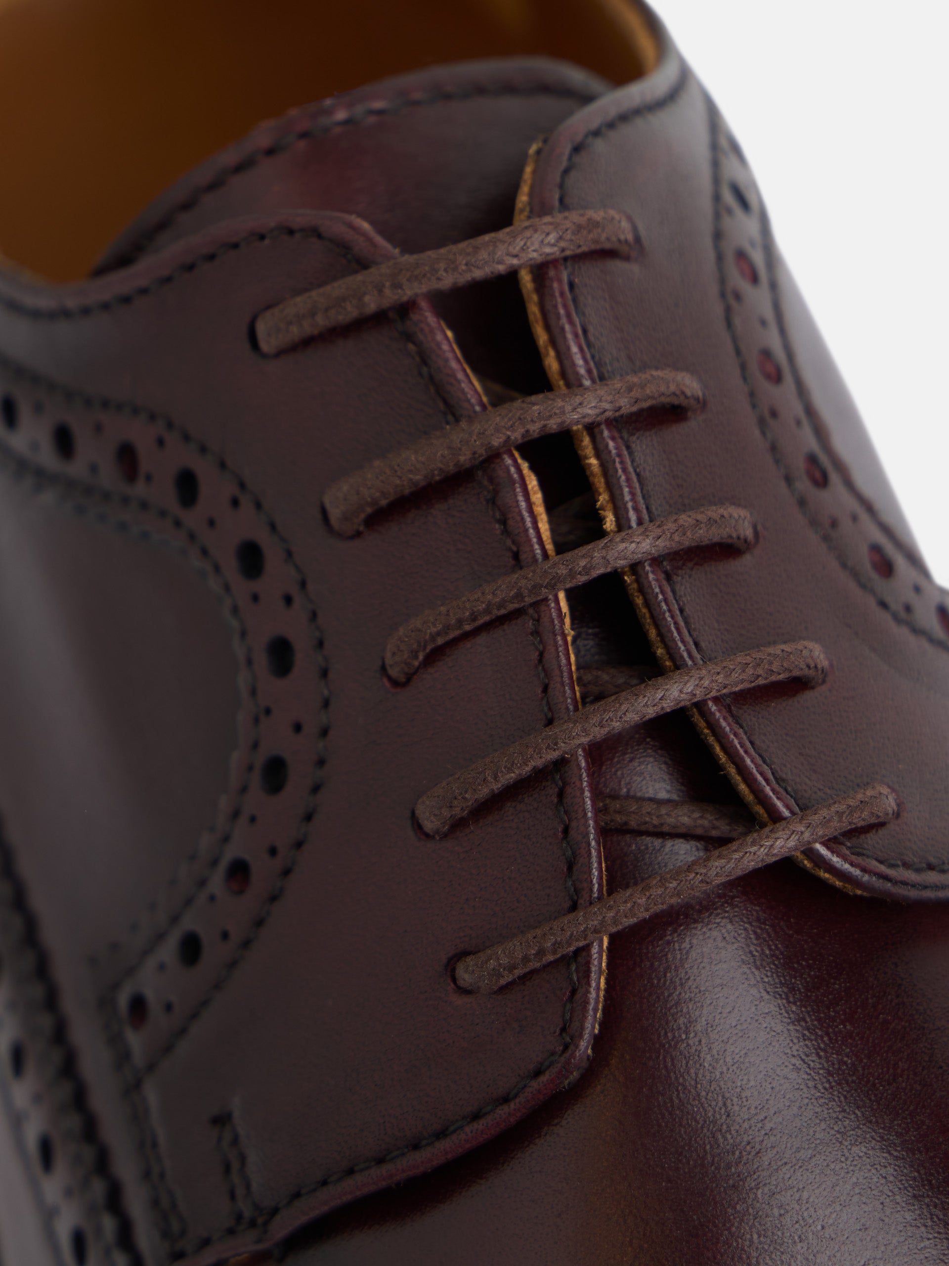 Zapato clasico piel perforado burdeos