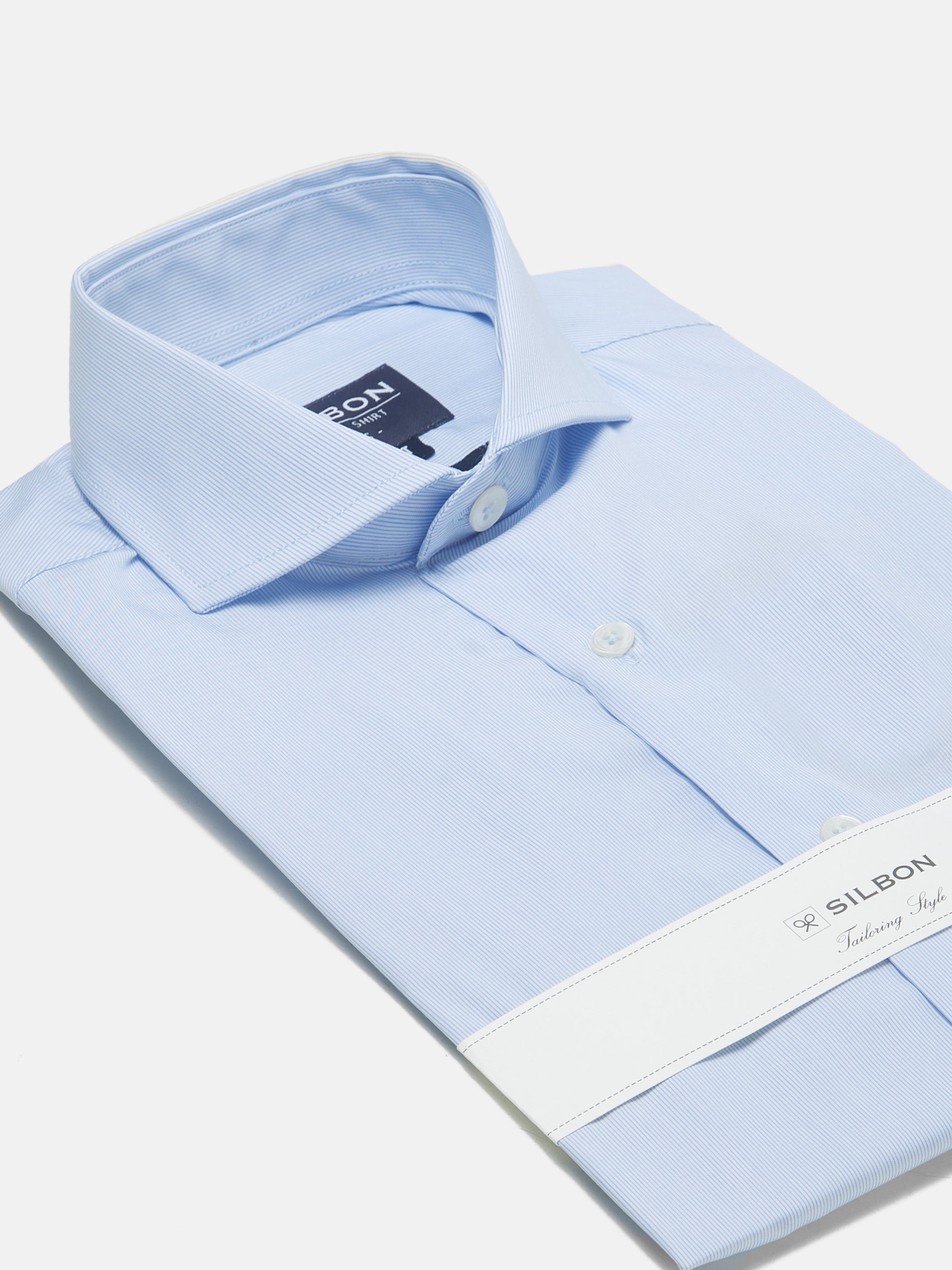 Chemise habillée à fines rayures bleu ciel, poignets simples