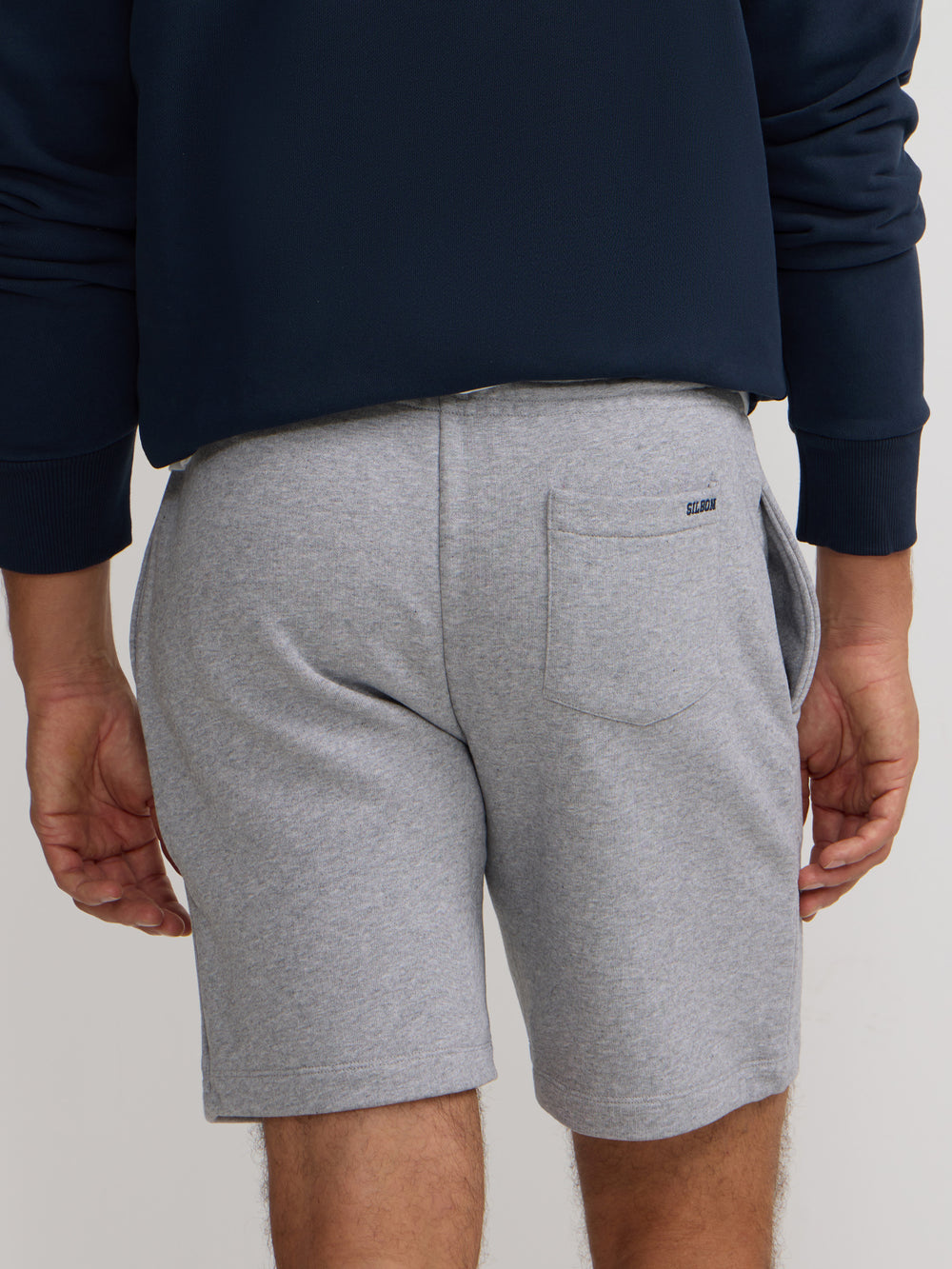 Bermuda deportiva gris