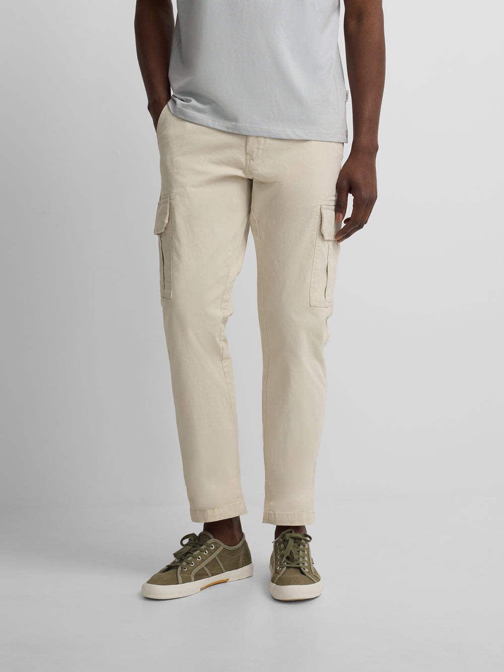 Pantalon cargo casual piedra