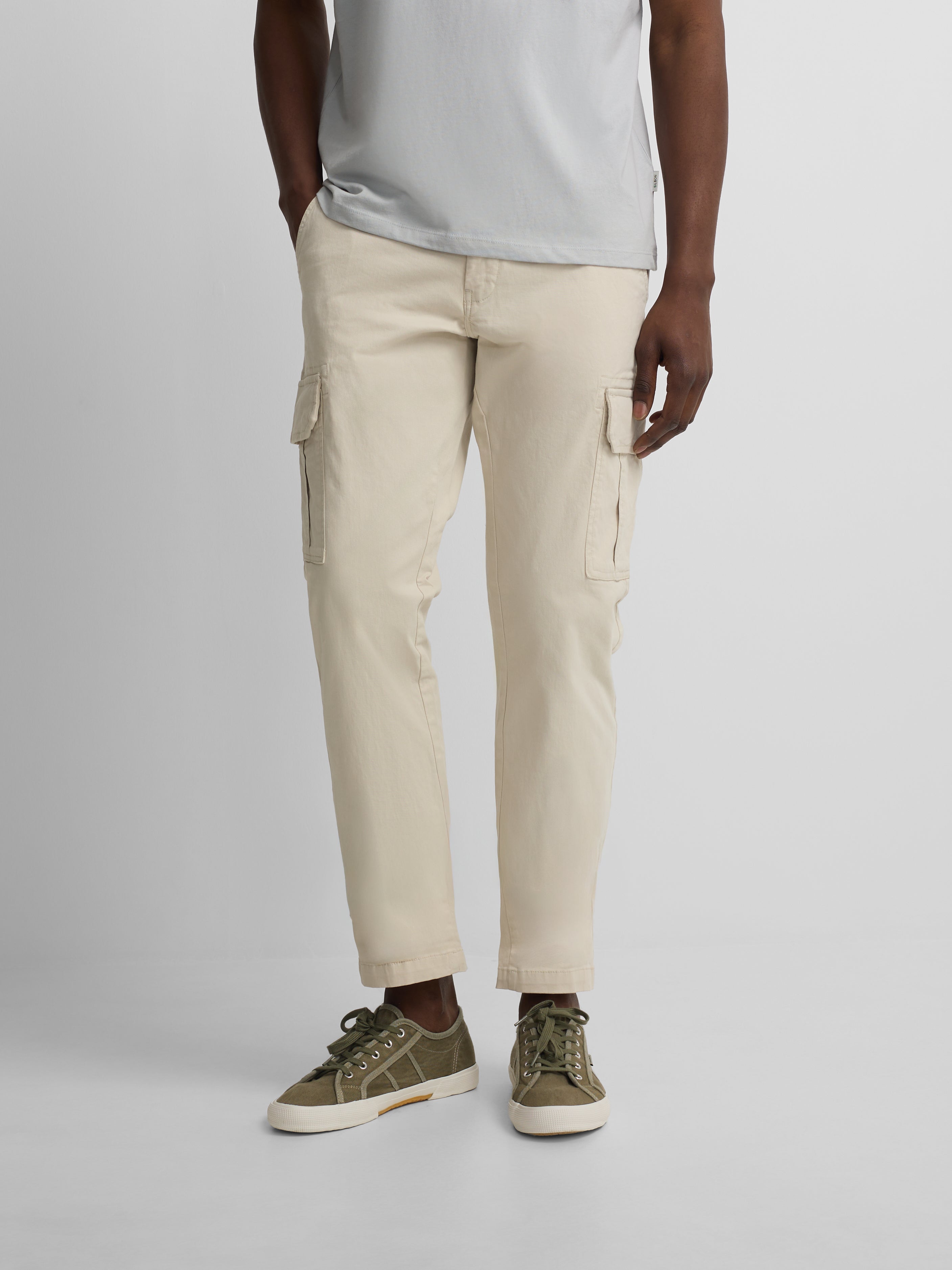 Pantalon cargo casual piedra