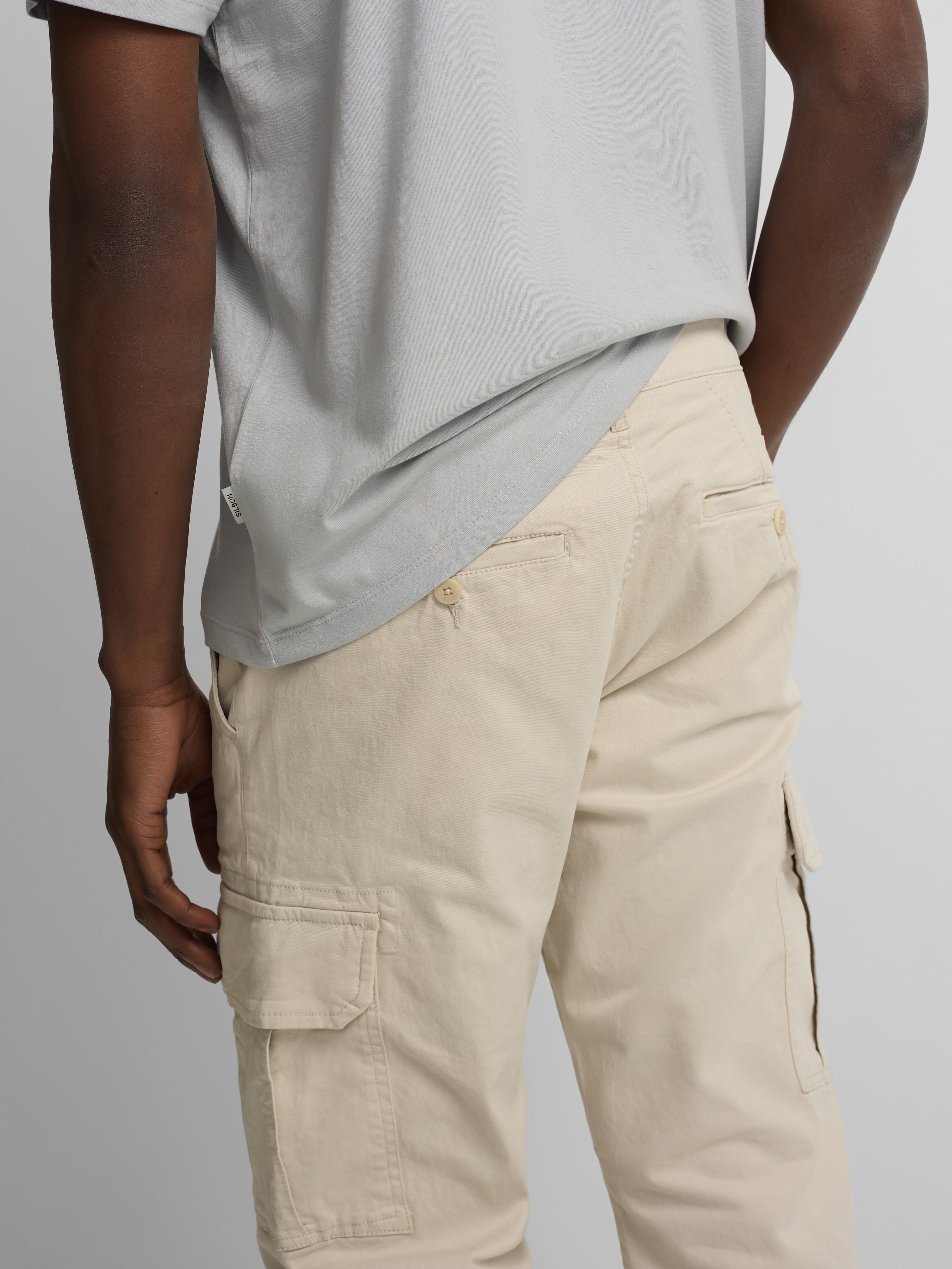 Pantalon cargo casual piedra