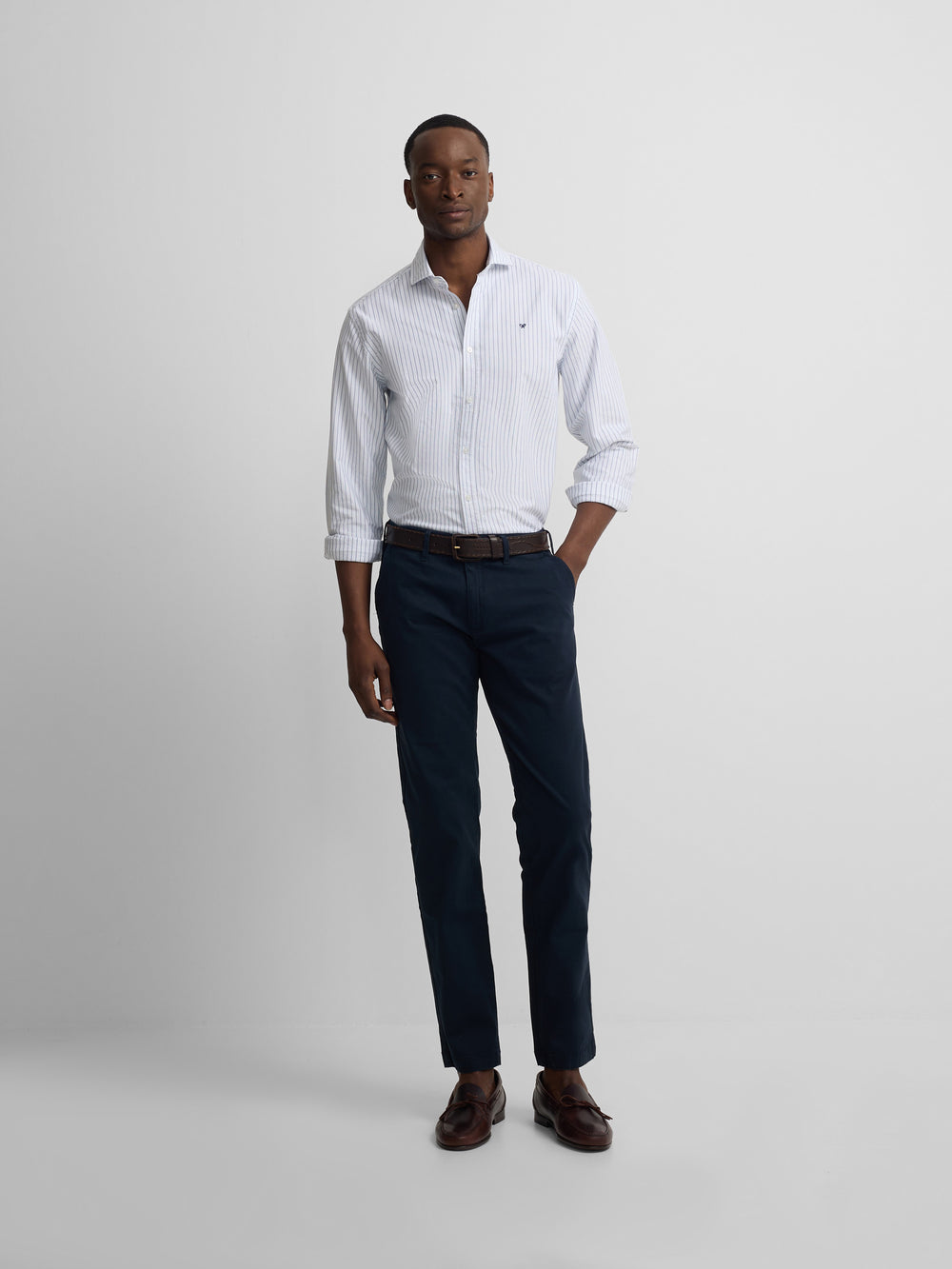 Chemise sport oxford blanche à fines rayures bleu marine