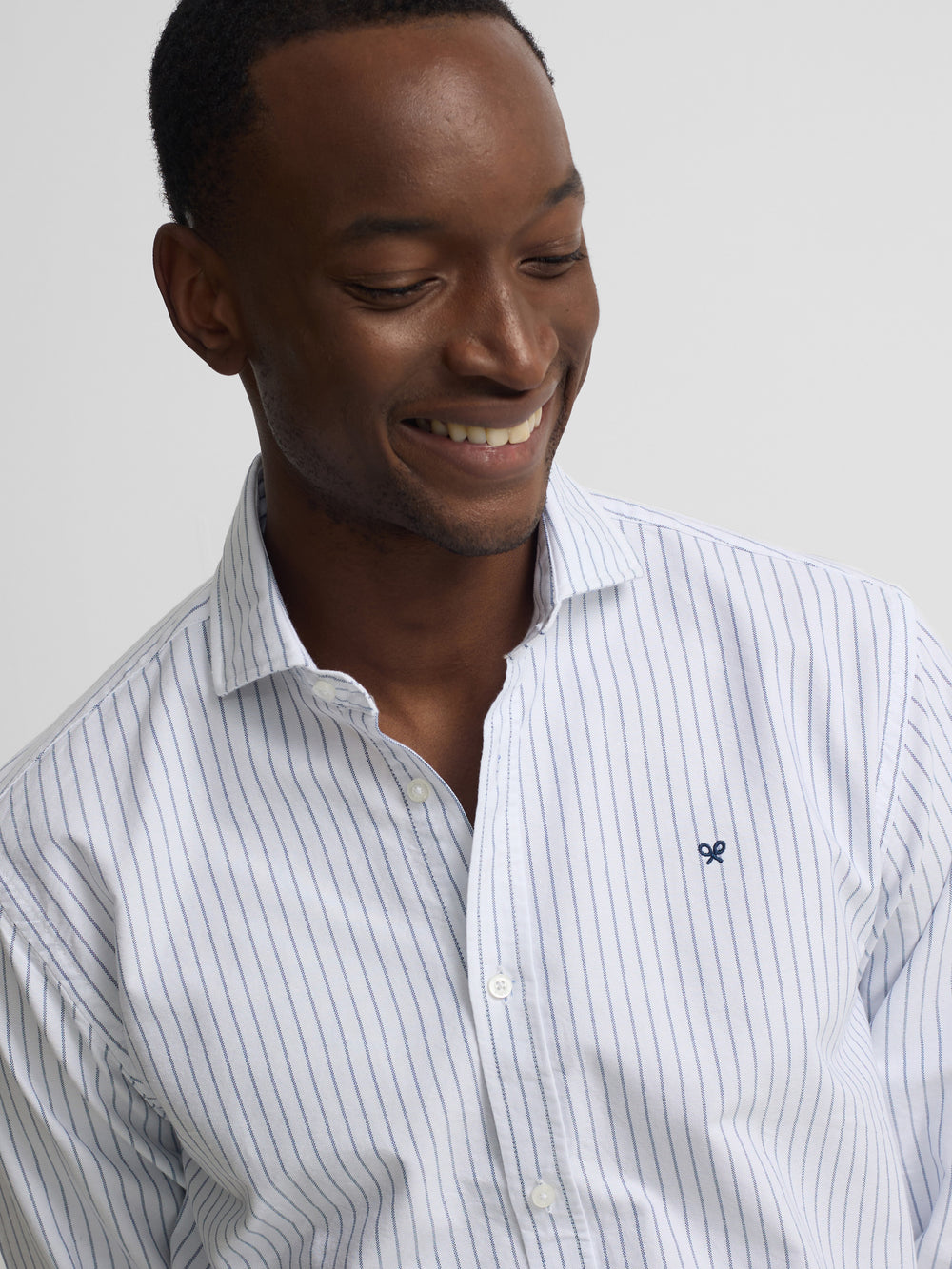 Chemise sport oxford blanche à fines rayures bleu marine