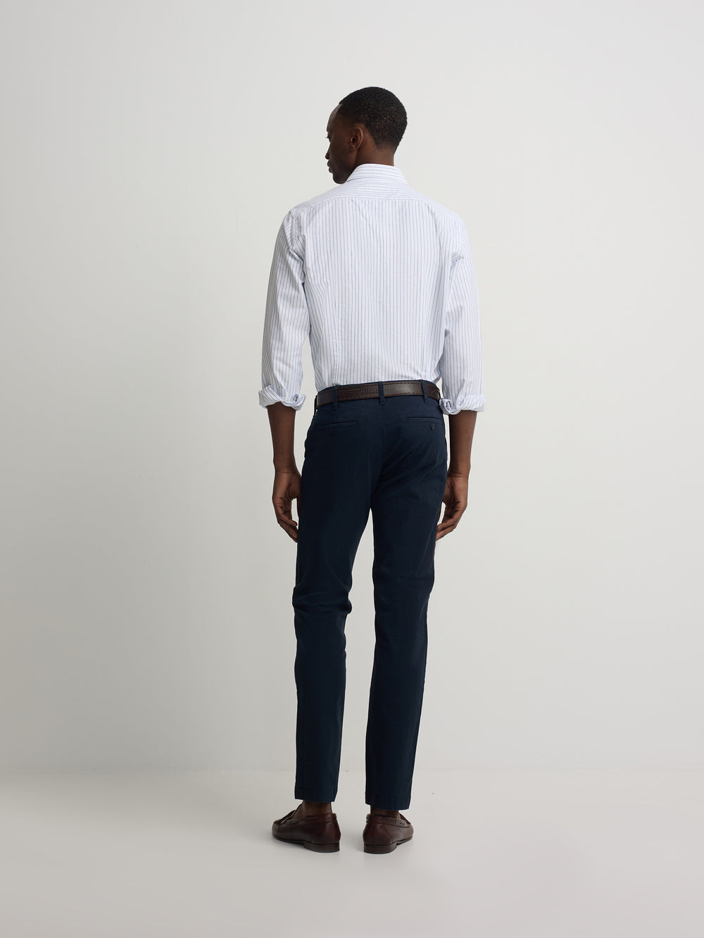 Chemise sport oxford blanche à fines rayures bleu marine