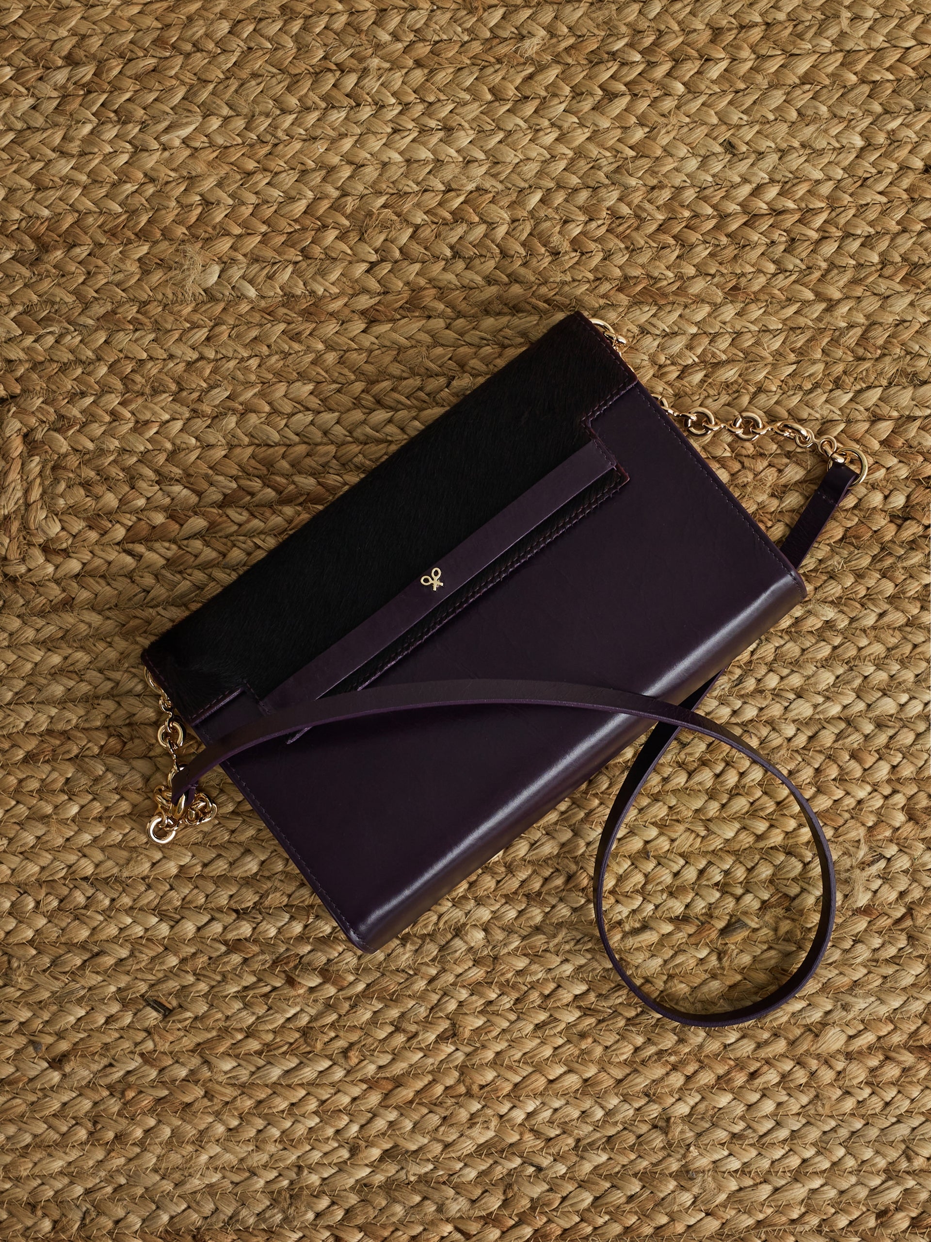 Bolsa de pele roxa com aba