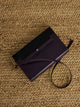Bolsa de pele roxa com aba