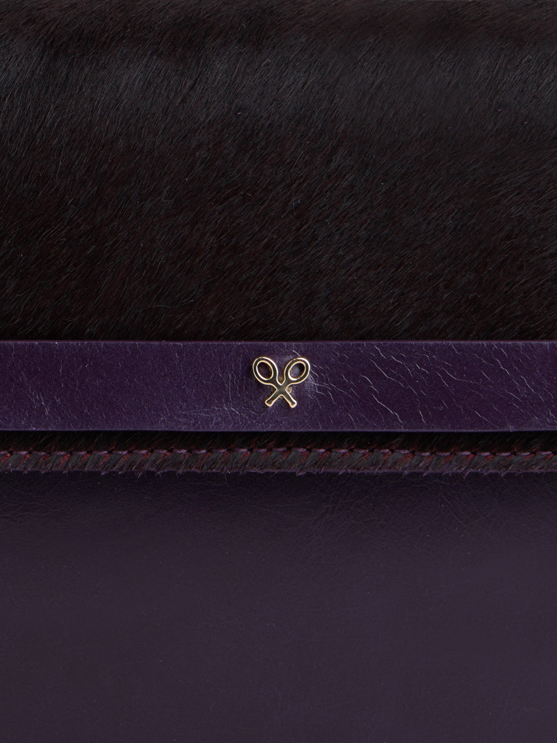 Bolsa de pele roxa com aba