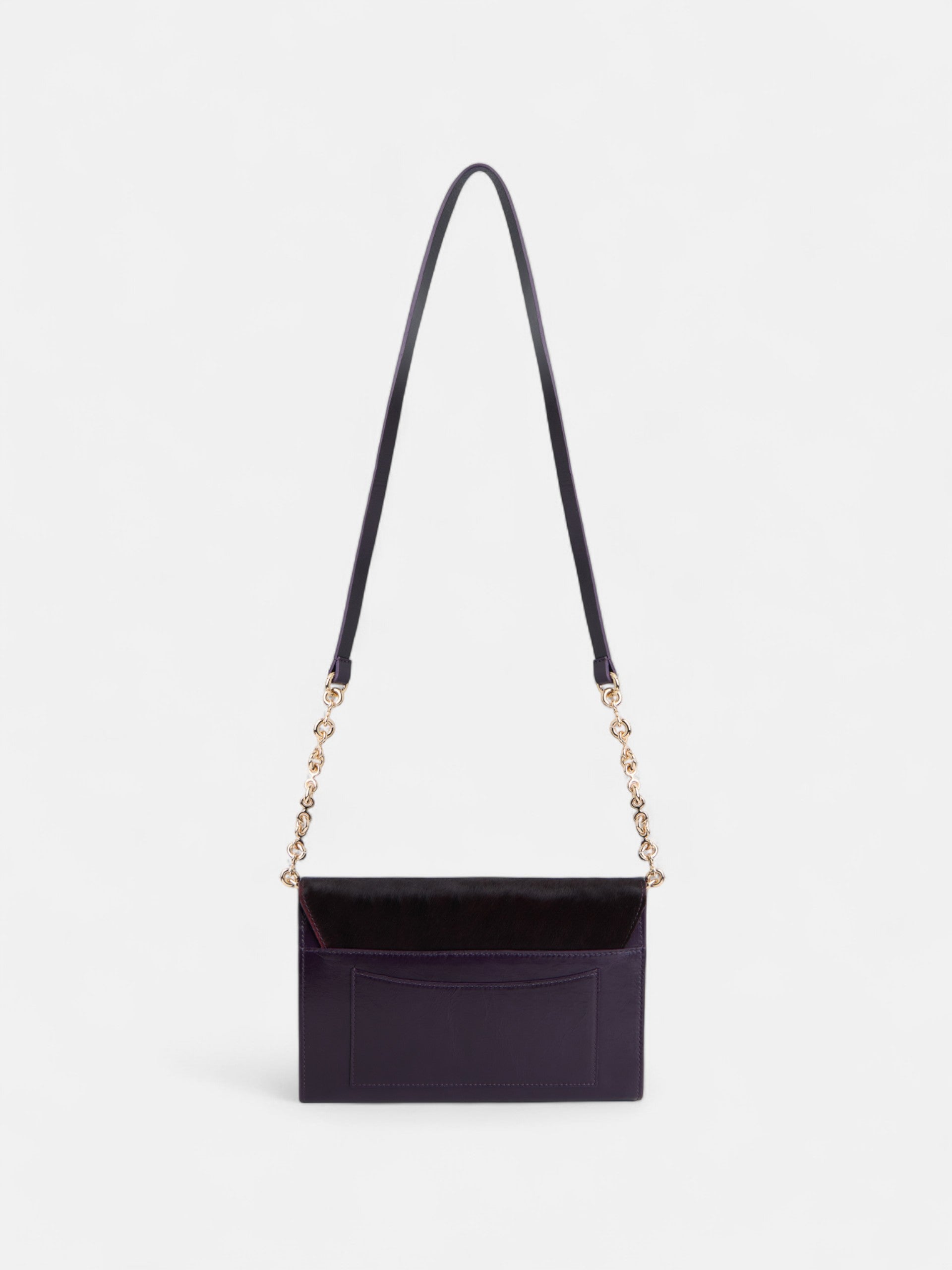 Bolsa de pele roxa com aba