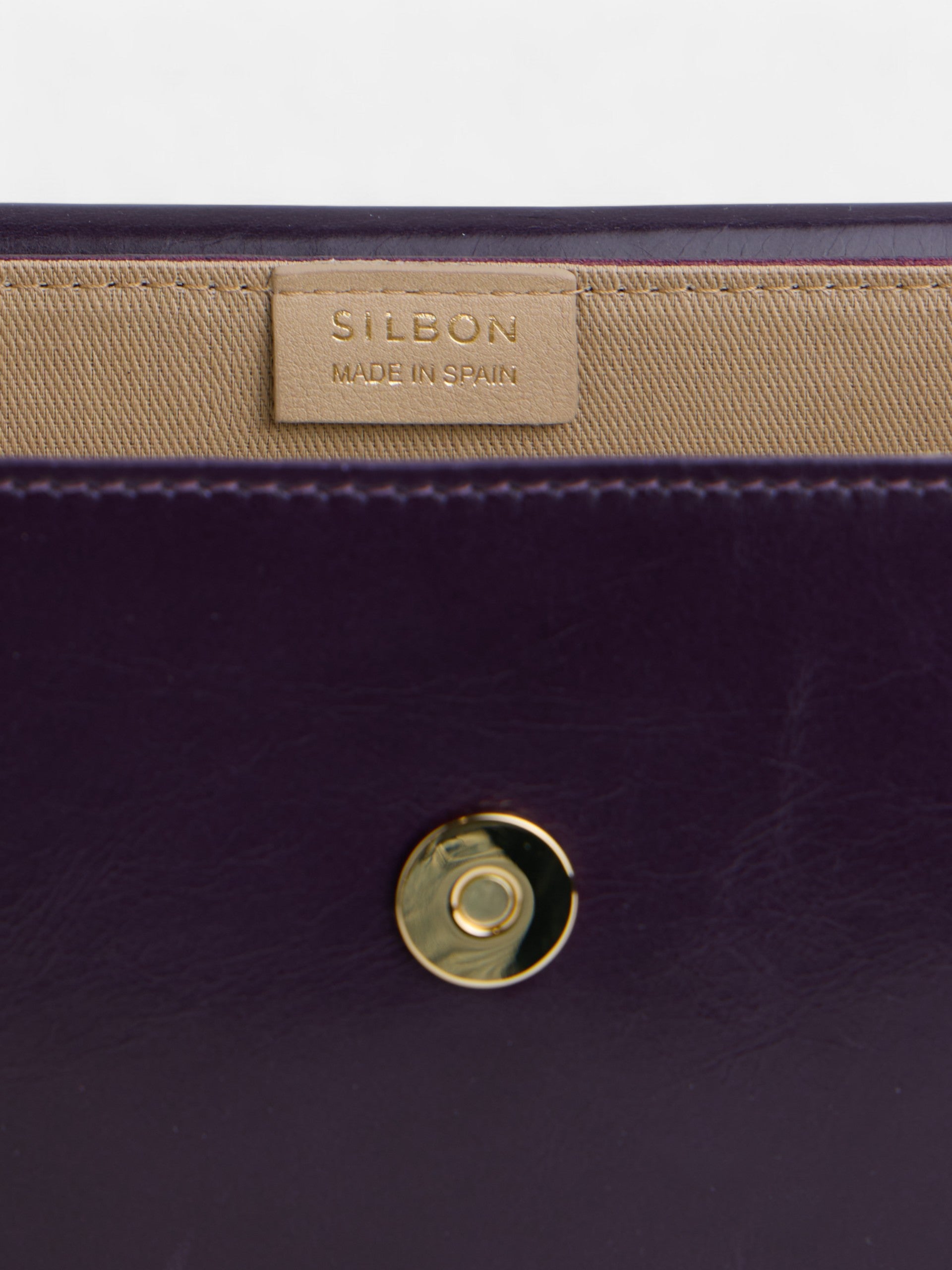 Bolsa de pele roxa com aba