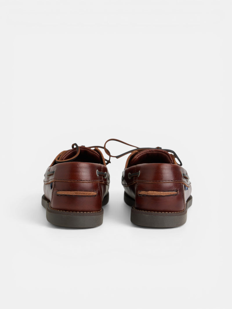 Chaussure bateau en cuir fin marron clair
