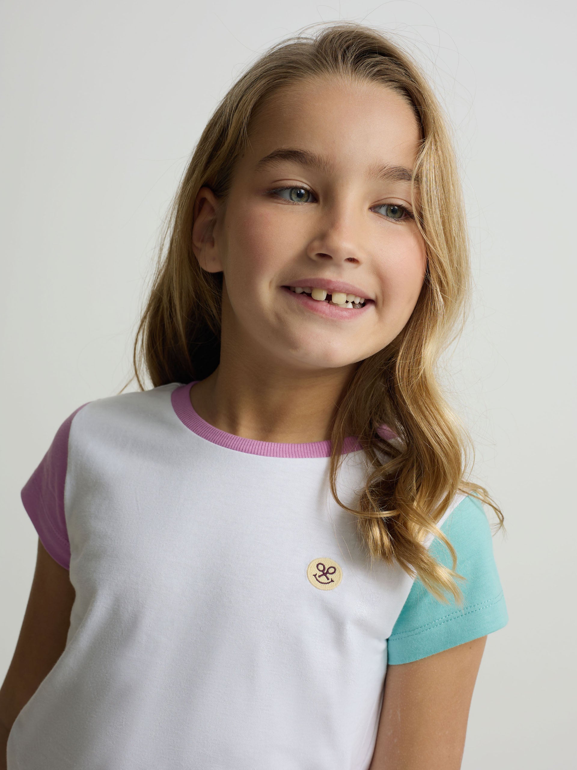 White girl’s t-shirt with bicolor sleeves
