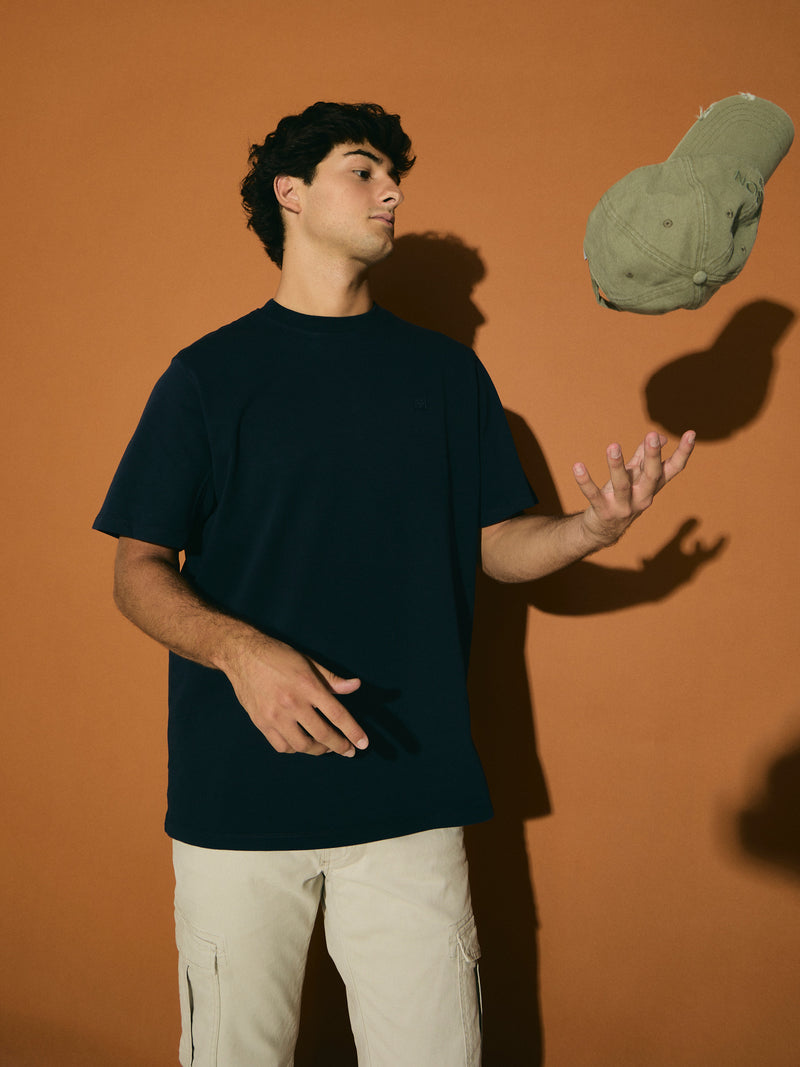 Plain t-shirt with navy blue mini logo patch