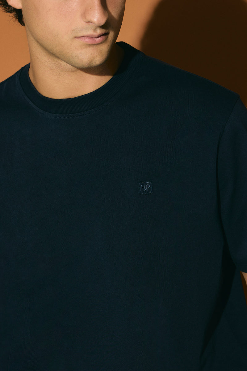 Plain t-shirt with navy blue mini logo patch