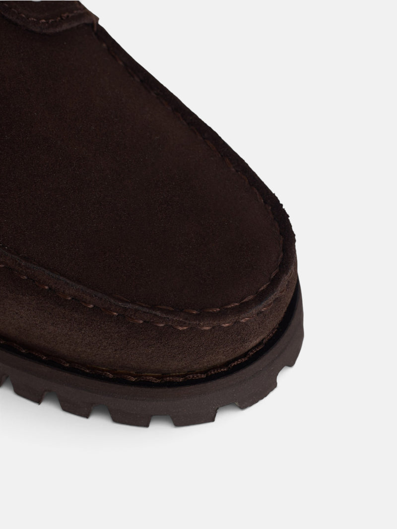 Chaussure bateau en daim marron foncé