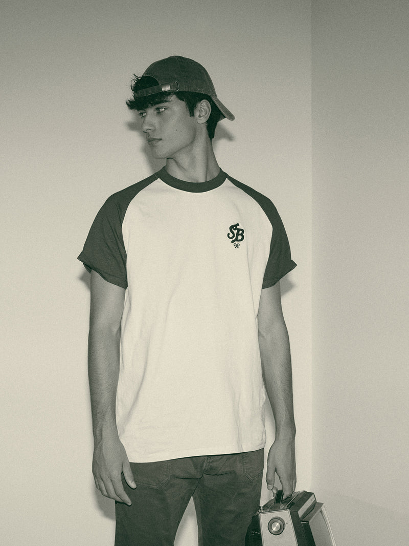 Camiseta relaxed fit mangas contraste burdeos