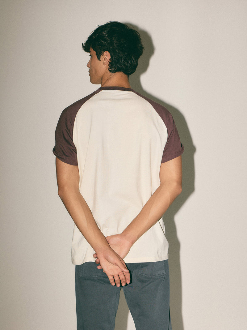 Camiseta relaxed fit mangas contraste burdeos
