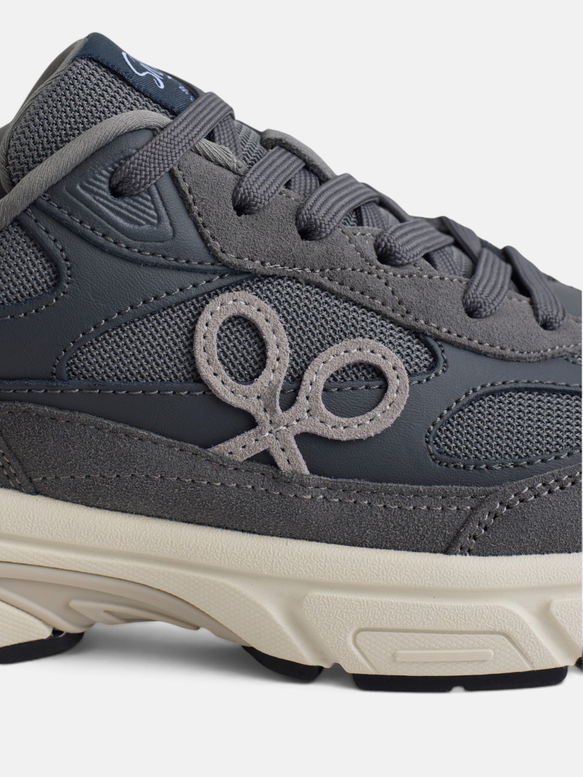 Grey tone running sneaker
