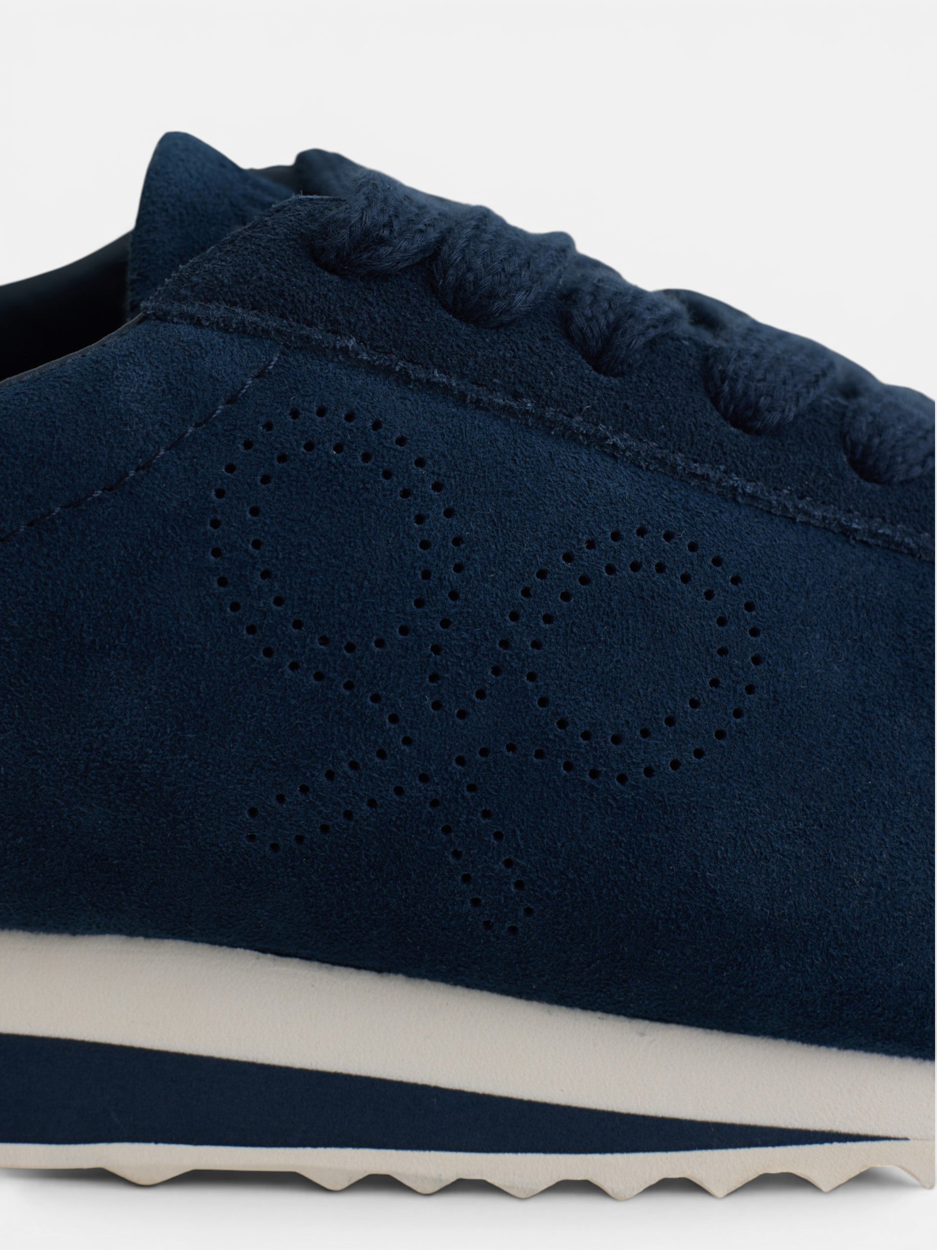 Baskets en daim logo perforé bleu marine