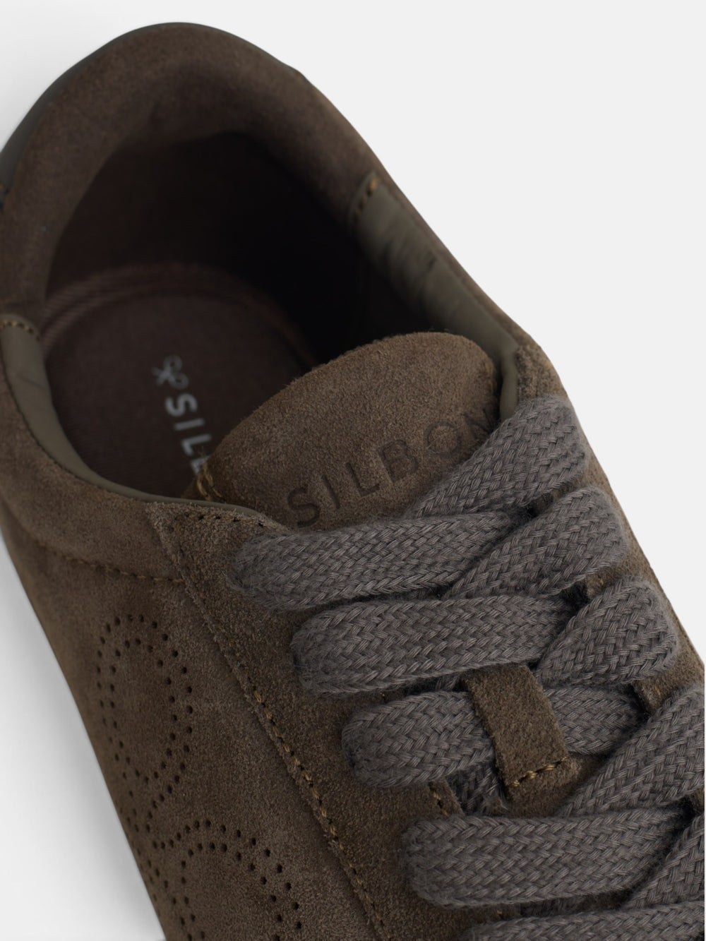Zapatilla serraje logo perforado marron